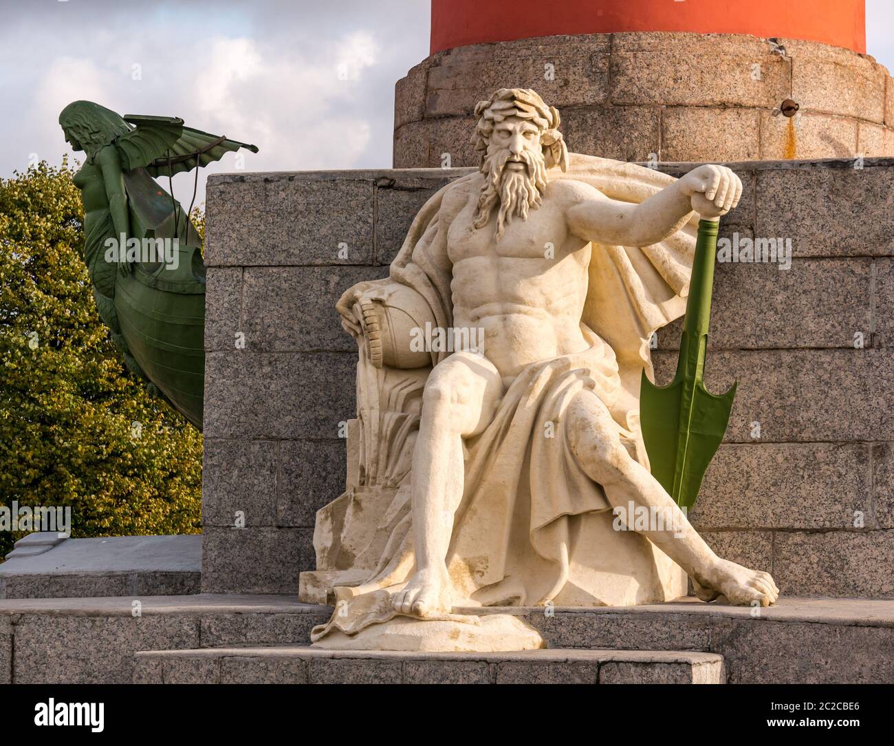 Colonna rostrale o vittoria figura maschile che rappresenta il dio del fiume e la creatura marina di naiad sulla nave prow, lo Spit, l'Isola Vasilyevsky, San Pietroburgo, Russia Foto Stock