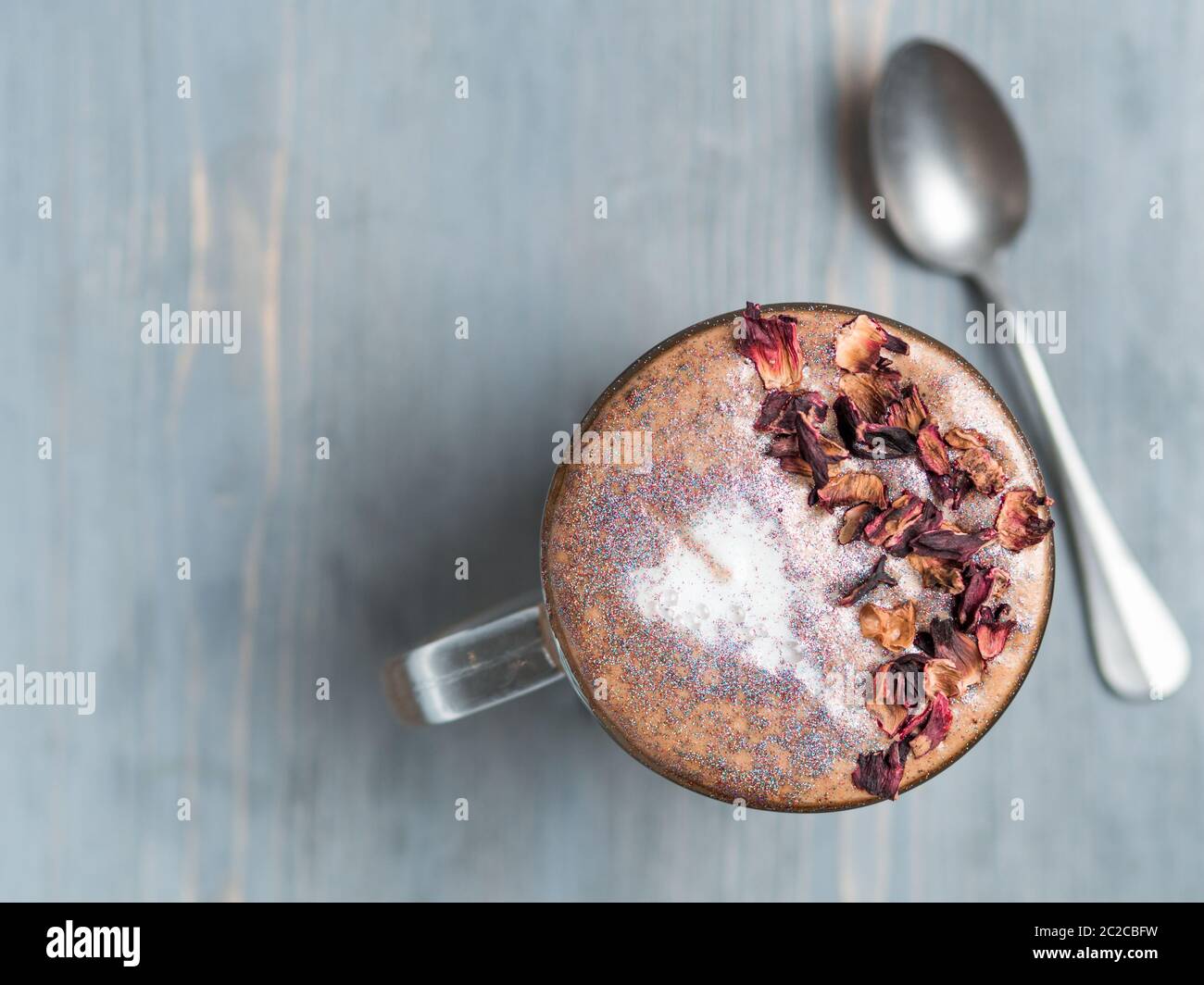 cappuccino diamantato con petali di rosa essiccati Foto Stock