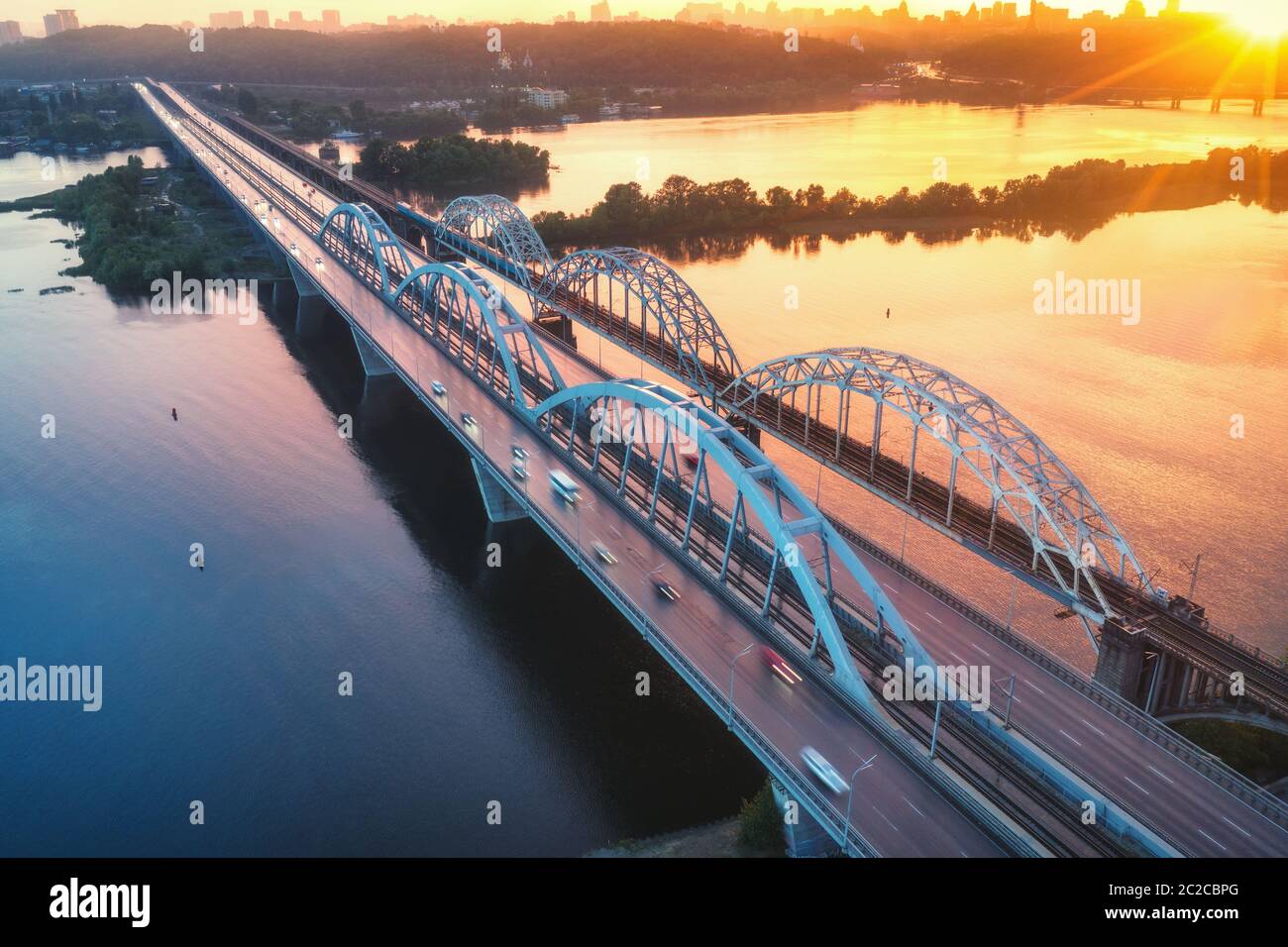 Vista aerea del bellissimo ponte al tramonto a Kiev, Ucraina Foto Stock