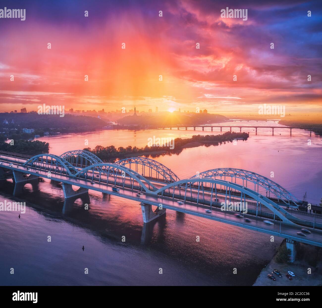 Vista aerea del bellissimo ponte al tramonto a Kiev, Ucraina Foto Stock