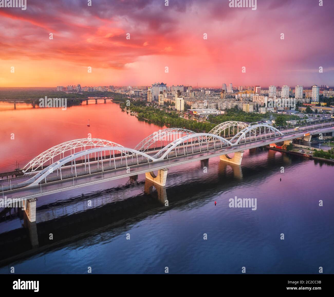 Vista aerea del bellissimo ponte al tramonto a Kiev, Ucraina Foto Stock