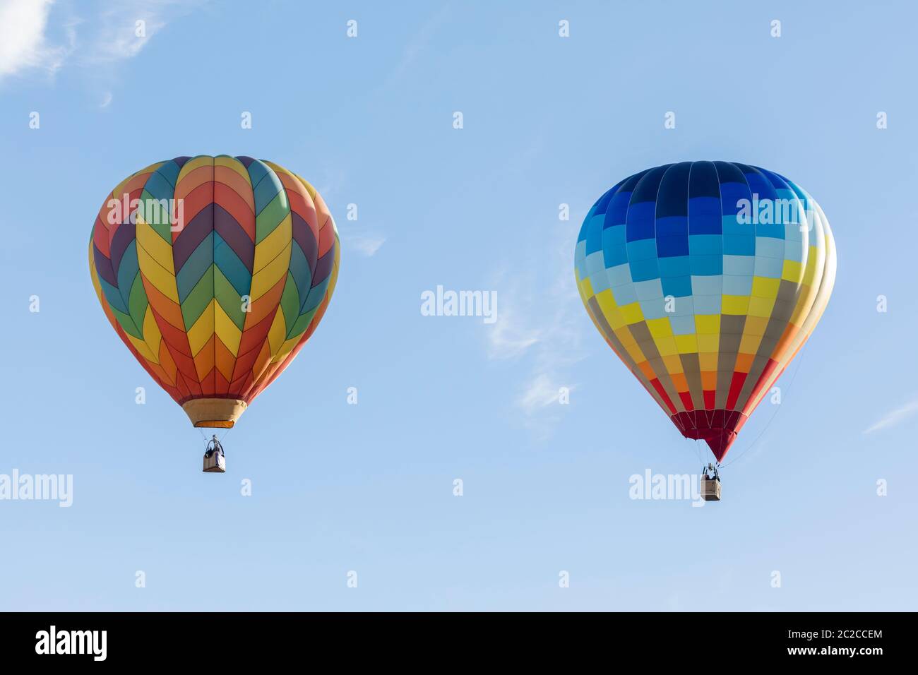 Palloncini multicolore ad aria calda su cielo blu Foto Stock