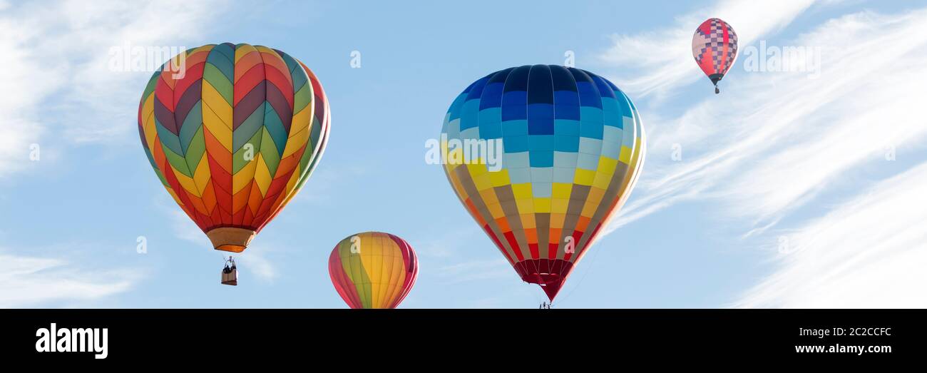 Palloncini multicolore ad aria calda su cielo blu Foto Stock