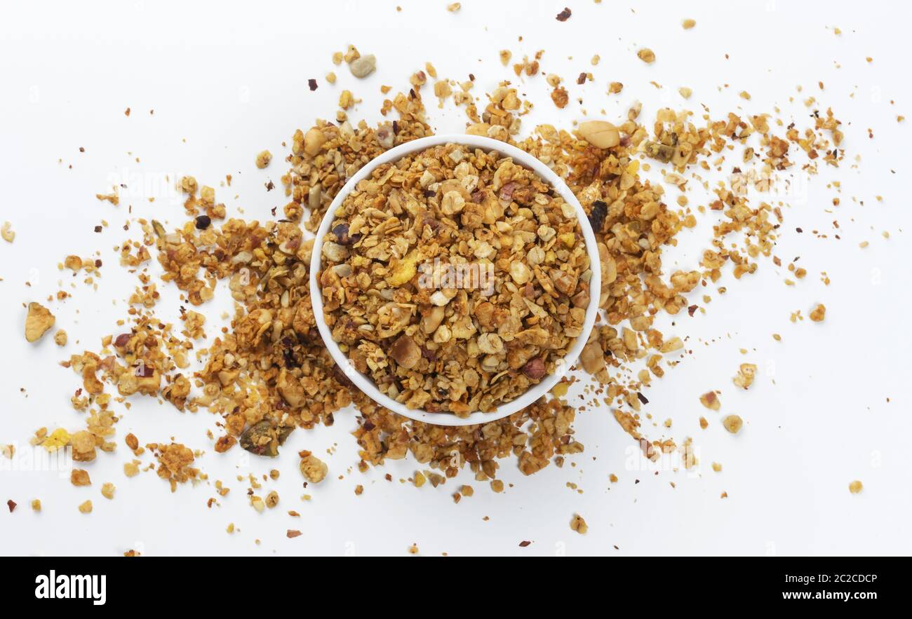 Granola in ciotola isolata su sfondo bianco, vista dall'alto Foto Stock