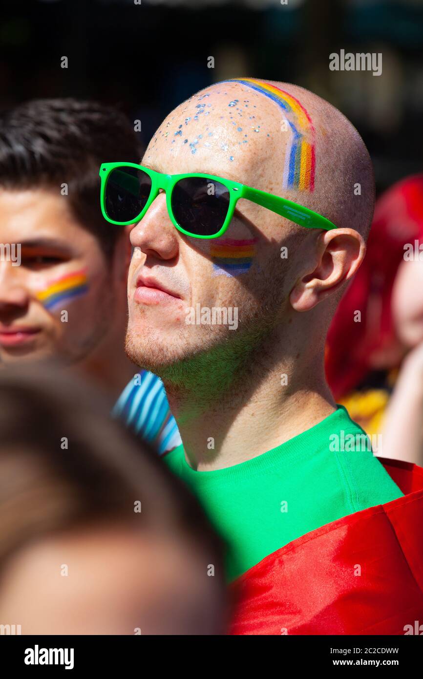 Uomo con LGBTQI iridato in testa al 20° anniversario Pride Cymru marzo a Cardiff, 2019 Foto Stock