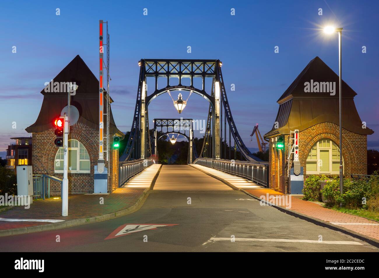 Kaiser Wilhelm Bridge a Wilhelmshaven di notte Foto Stock