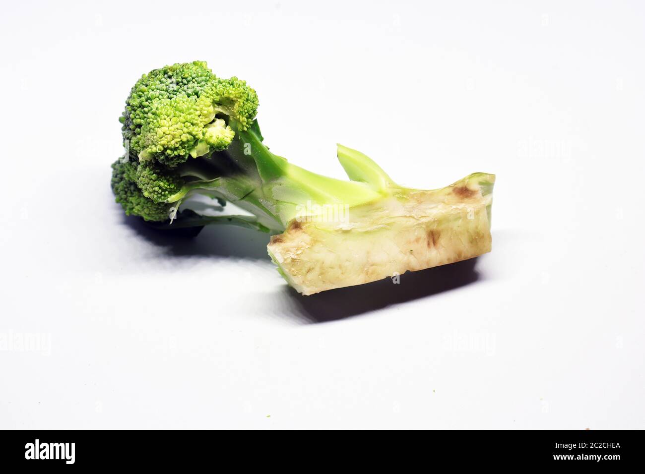 Freschi broccoli sani isolati su sfondo bianco Foto Stock