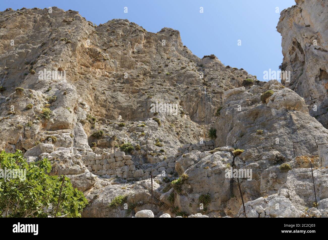 Resti del IV secolo A.C. kastri o piccolo castello, sulle colline sopra il villaggio di Emborios, Kalymnos, isole Dodecanesi, Grecia. Foto Stock
