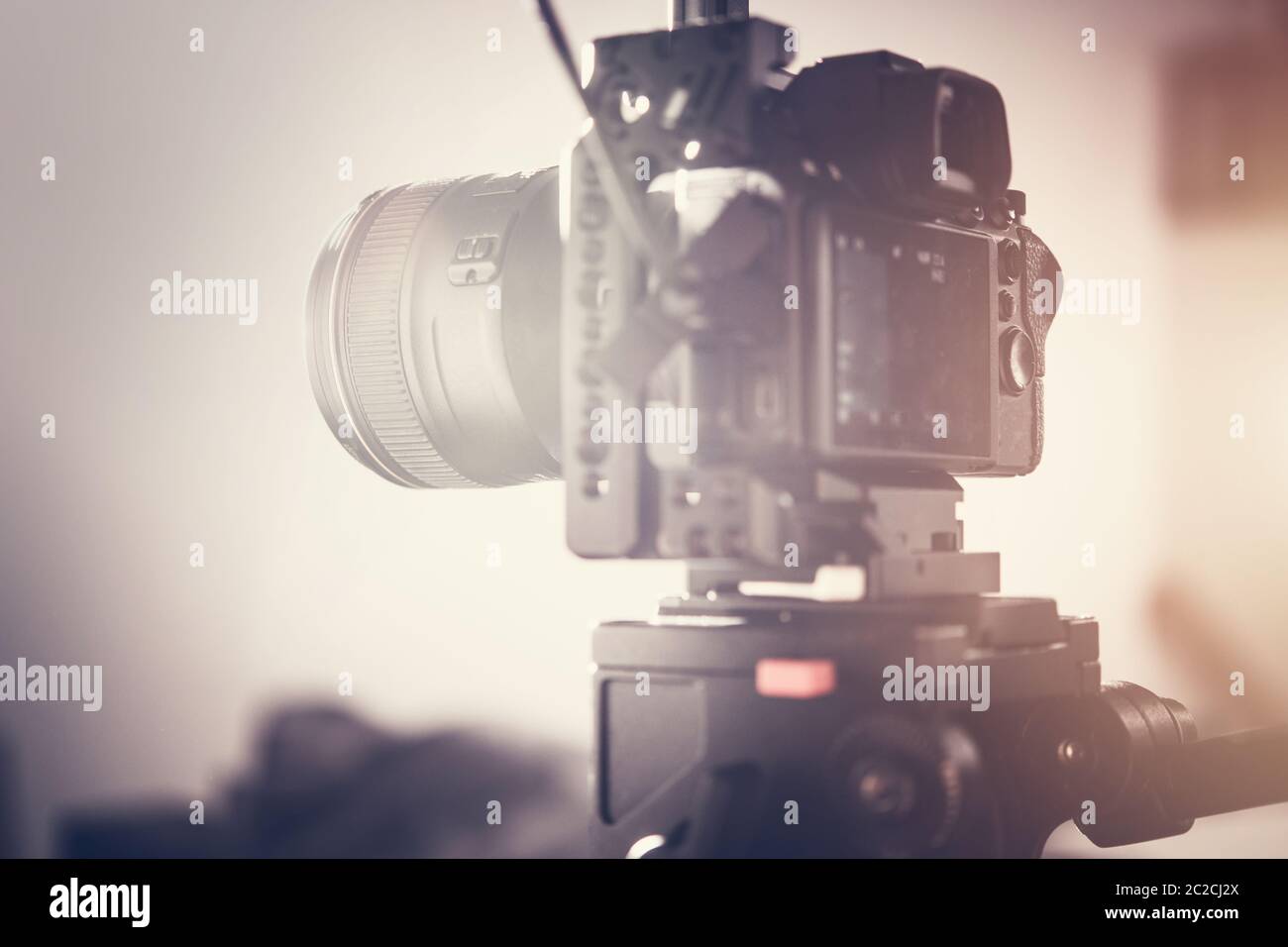 Moderna fotocamera digitale con sensore full-size su treppiede. Realizzare brevi video clip per la produzione documentaria di film. Foto Stock