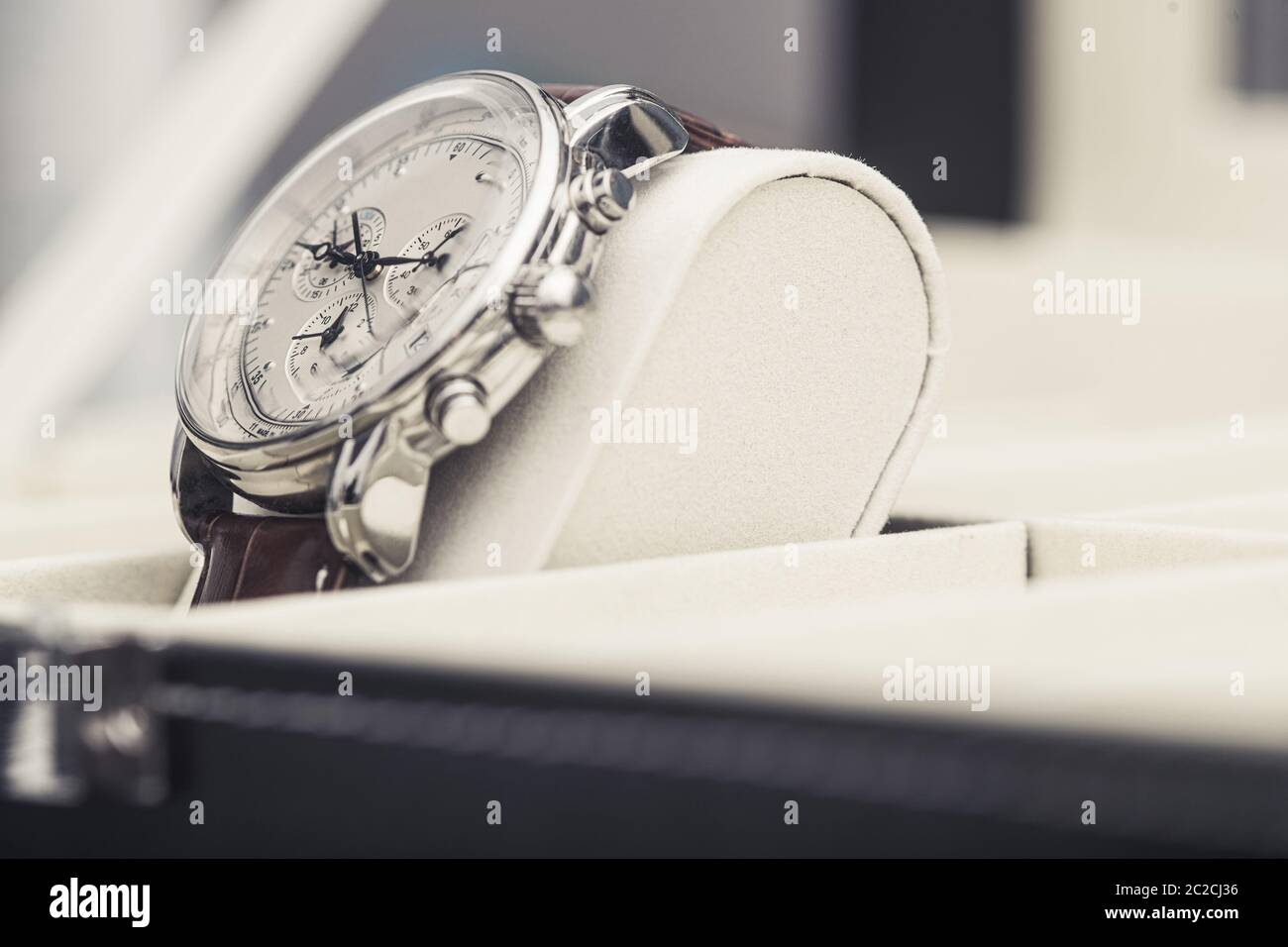 Orologio a mano di lusso usato in esposizione. Primo piano su un orologio elegante. Foto Stock