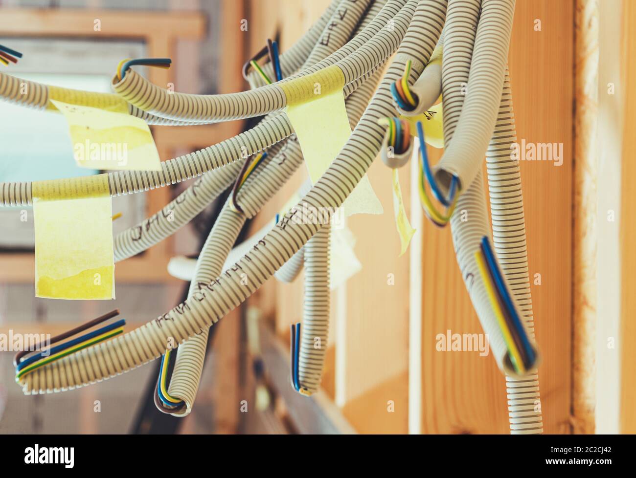 Installazione dell'impianto elettrico residenziale. Gruppo di cavi elettrici pronti per il collegamento. Tema industriale. Foto Stock