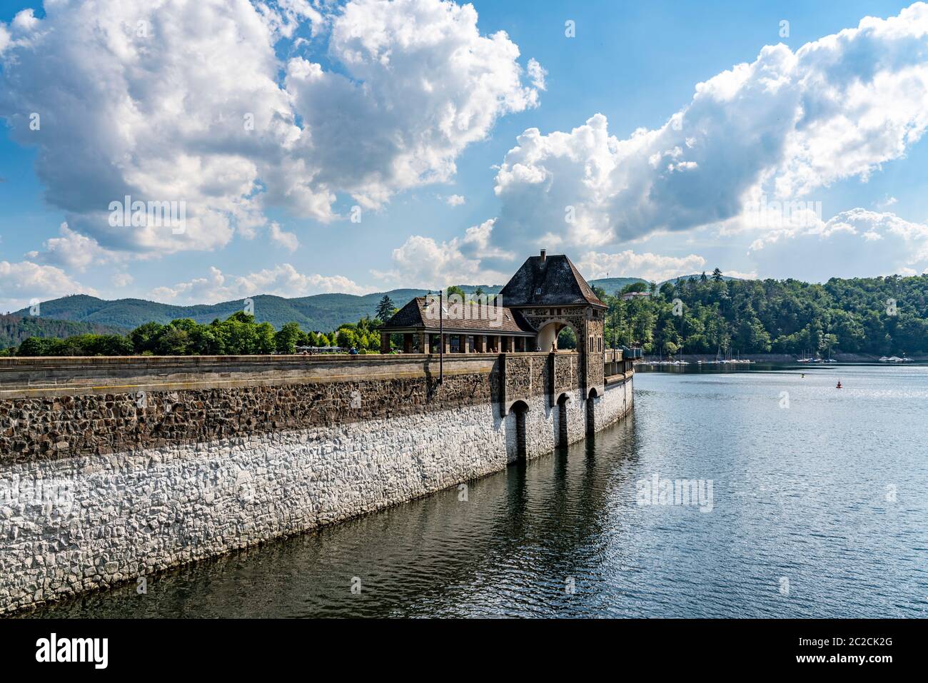 L'Edersee, il bacino idrico di Eder, la barriera, la diga, le acque ricreative in Hessen, Germania Foto Stock
