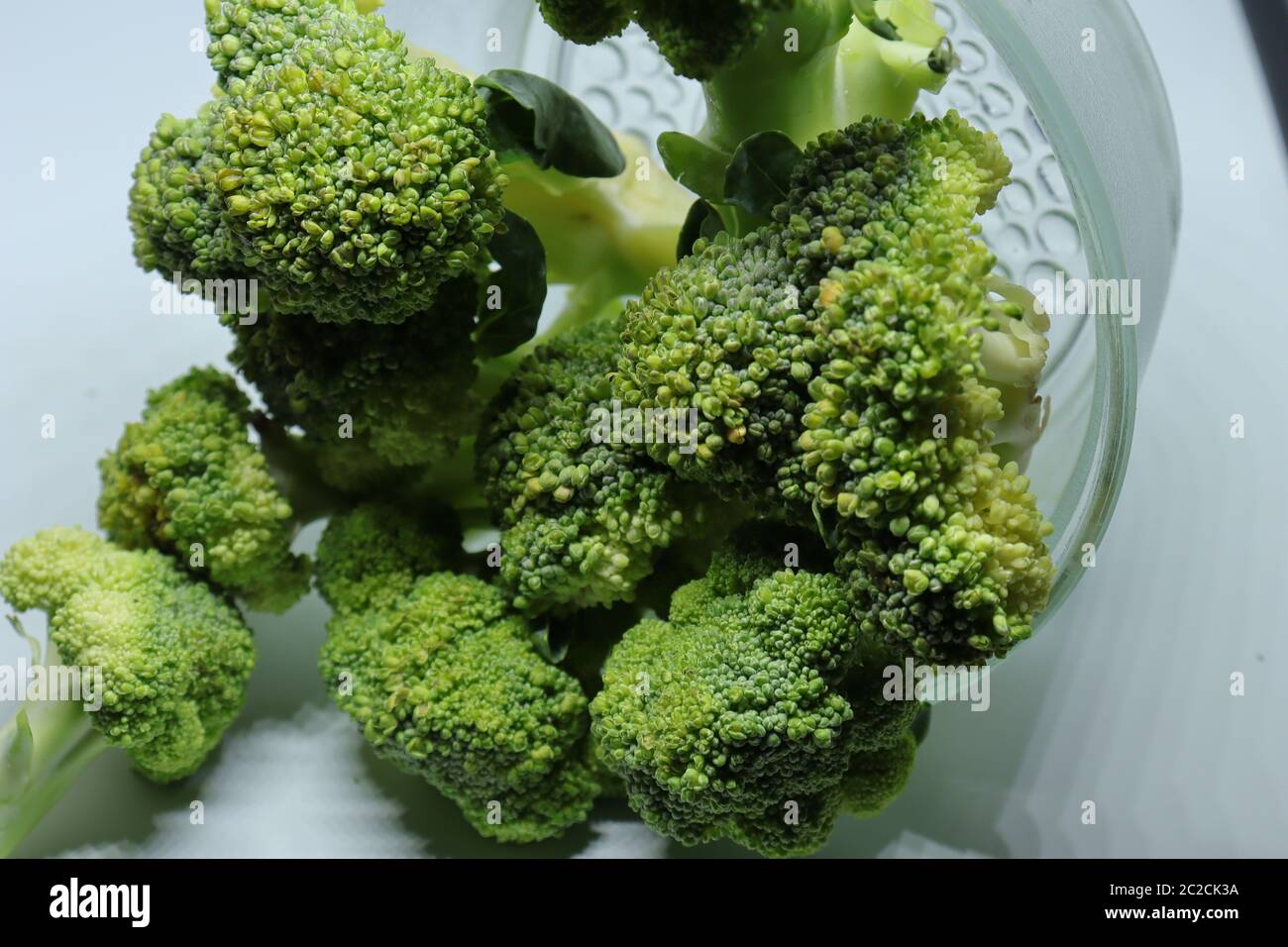 Freschi broccoli sani isolati su sfondo bianco Foto Stock