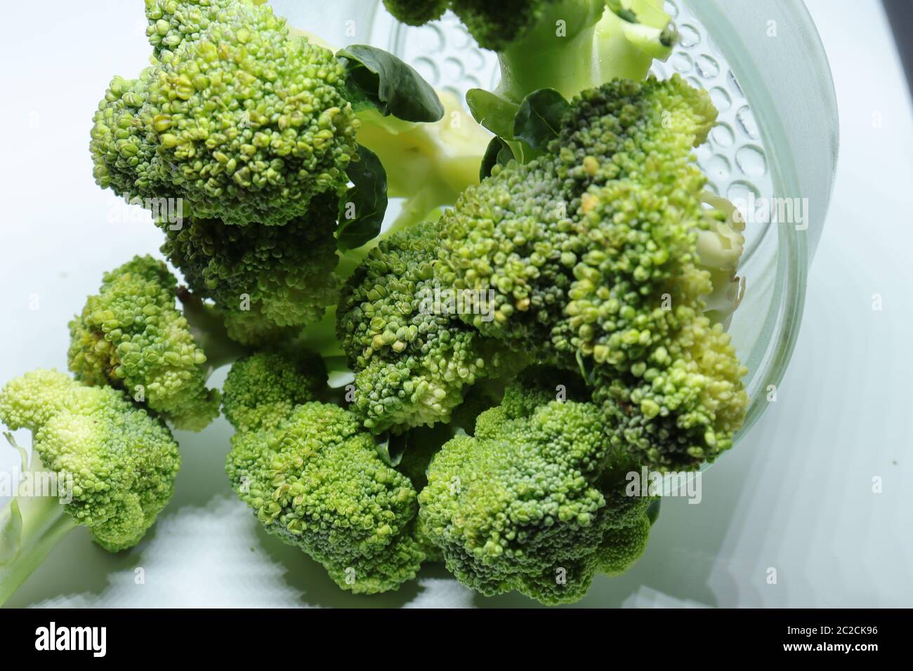 Freschi broccoli sani isolati su sfondo bianco Foto Stock