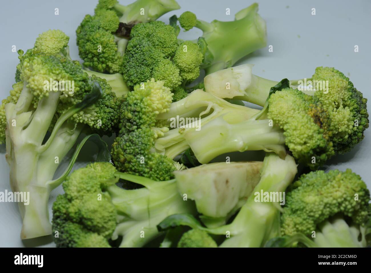 Freschi broccoli sani isolati su sfondo bianco Foto Stock