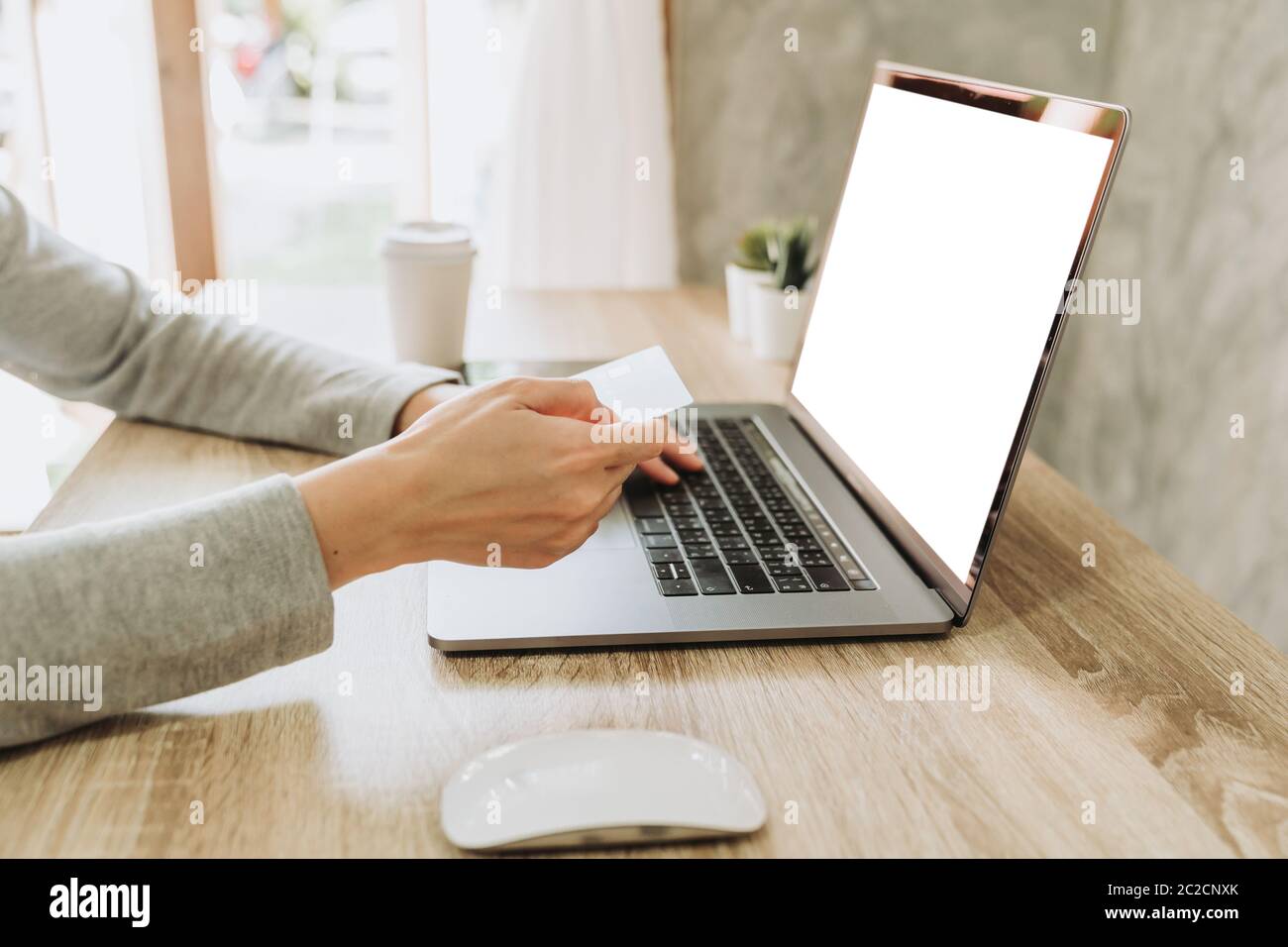 Donna che usa la carta di credito sul computer portatile per lo shopping online Foto Stock