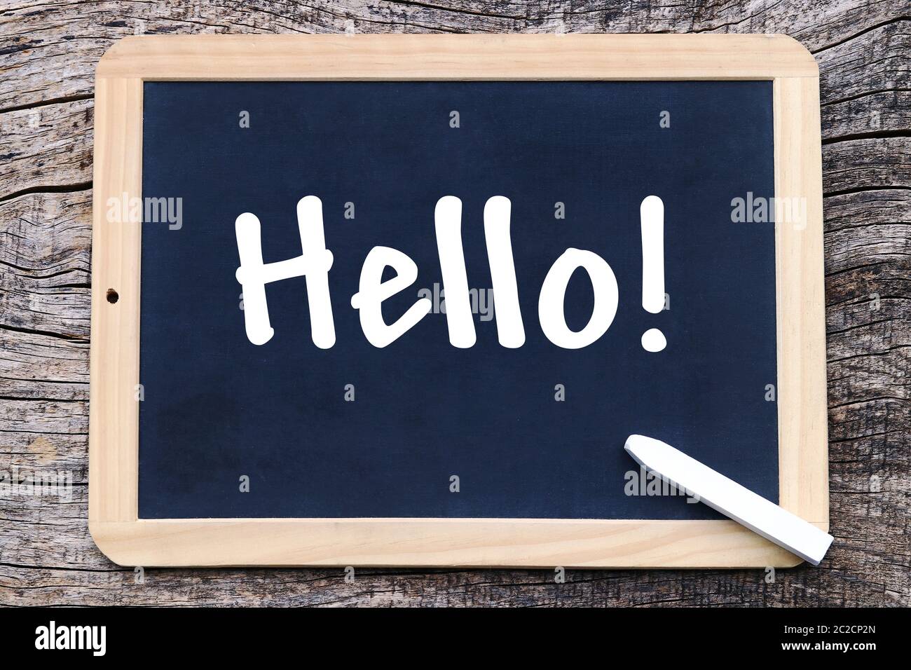 Su una lavagna è scritto con gesso: Ciao! Foto Stock