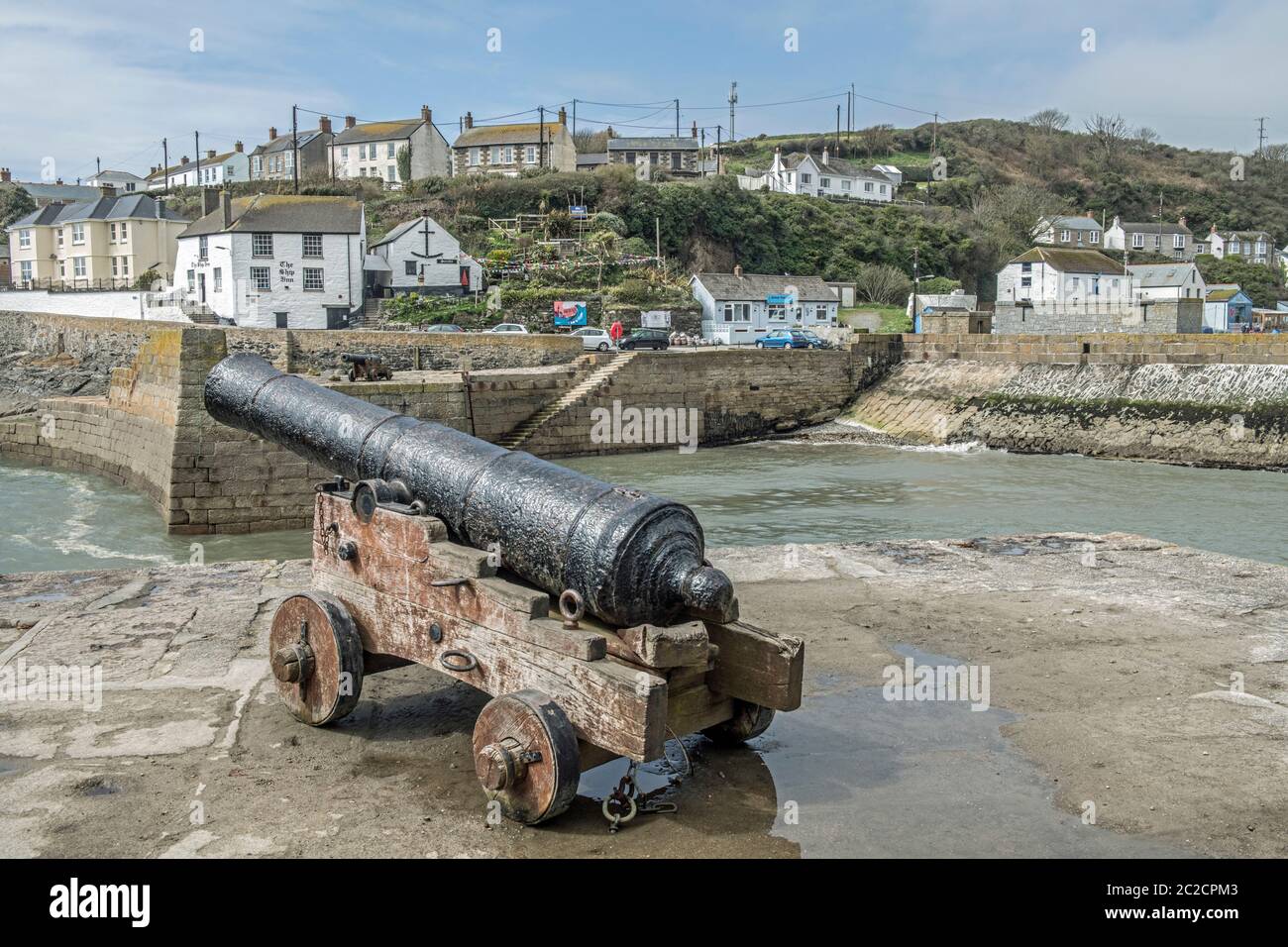Cannone sul muro del porto di Porthleven Harbour nella contea di Cornovaglia. Foto Stock Cannone sul muro del porto di Porthleven Harbour nella contea di Cornovaglia. Foto Stock