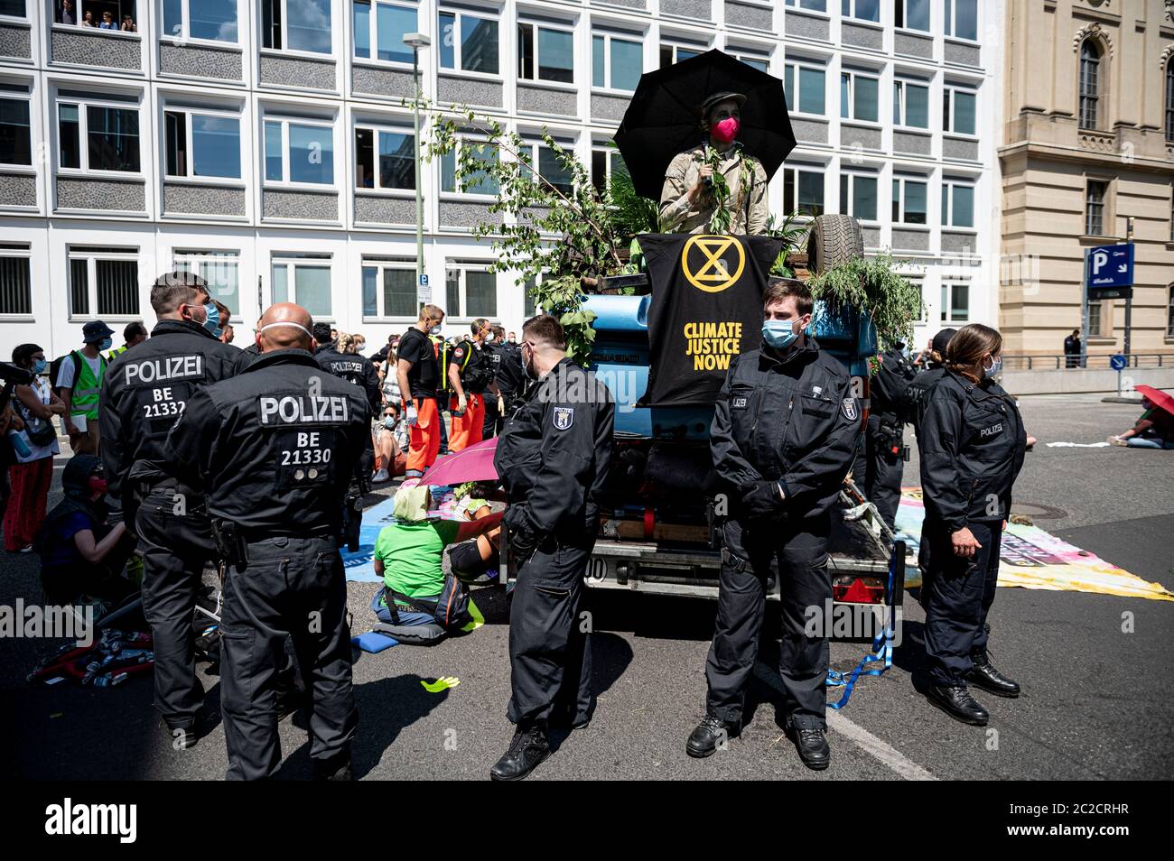 Berlino, Germania. 17 Giugno 2020. I dimostranti della ribellione estinzione bloccano la strada di fronte alla sede dell'Associazione tedesca dell'industria automobilistica (VDA) incollandosi su un telaio. Credit: Fabian Sommer/dpa/Alamy Live News Foto Stock