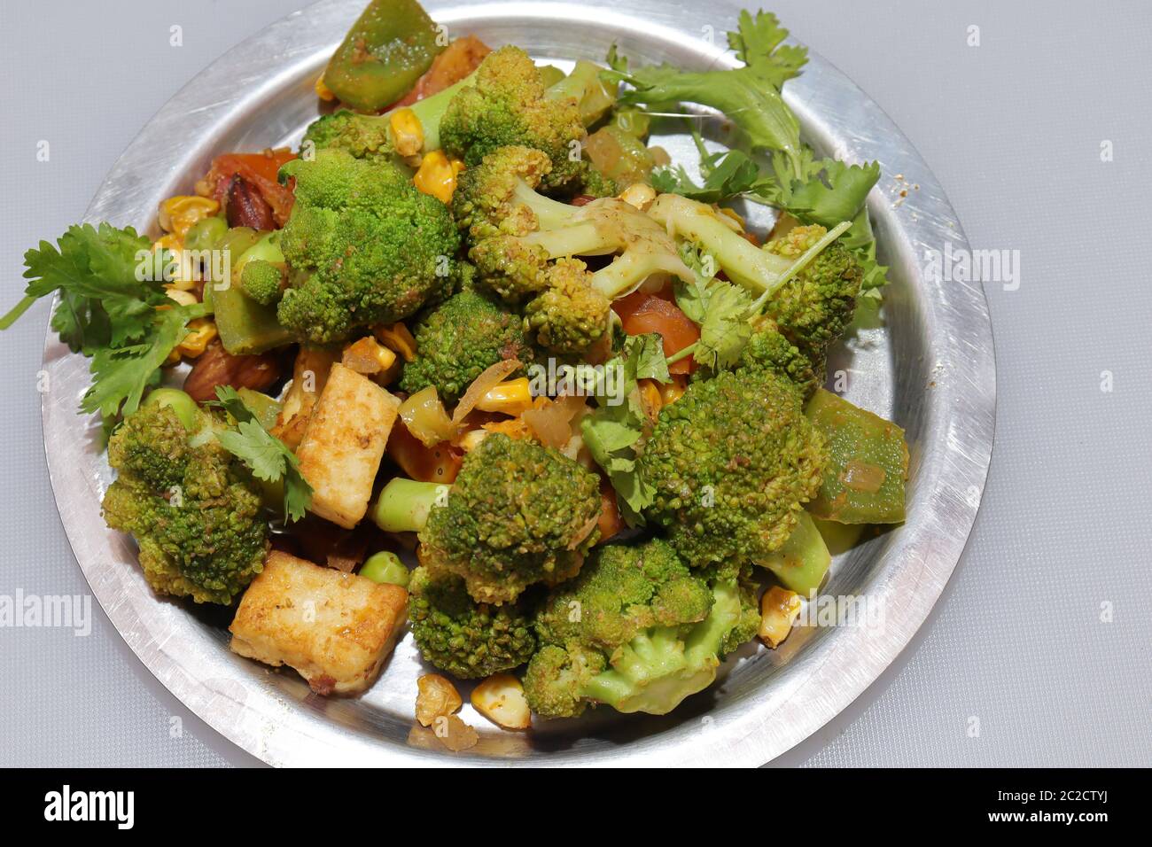 Insalata fresca e sana di broccoli isolata su sfondo bianco Foto Stock