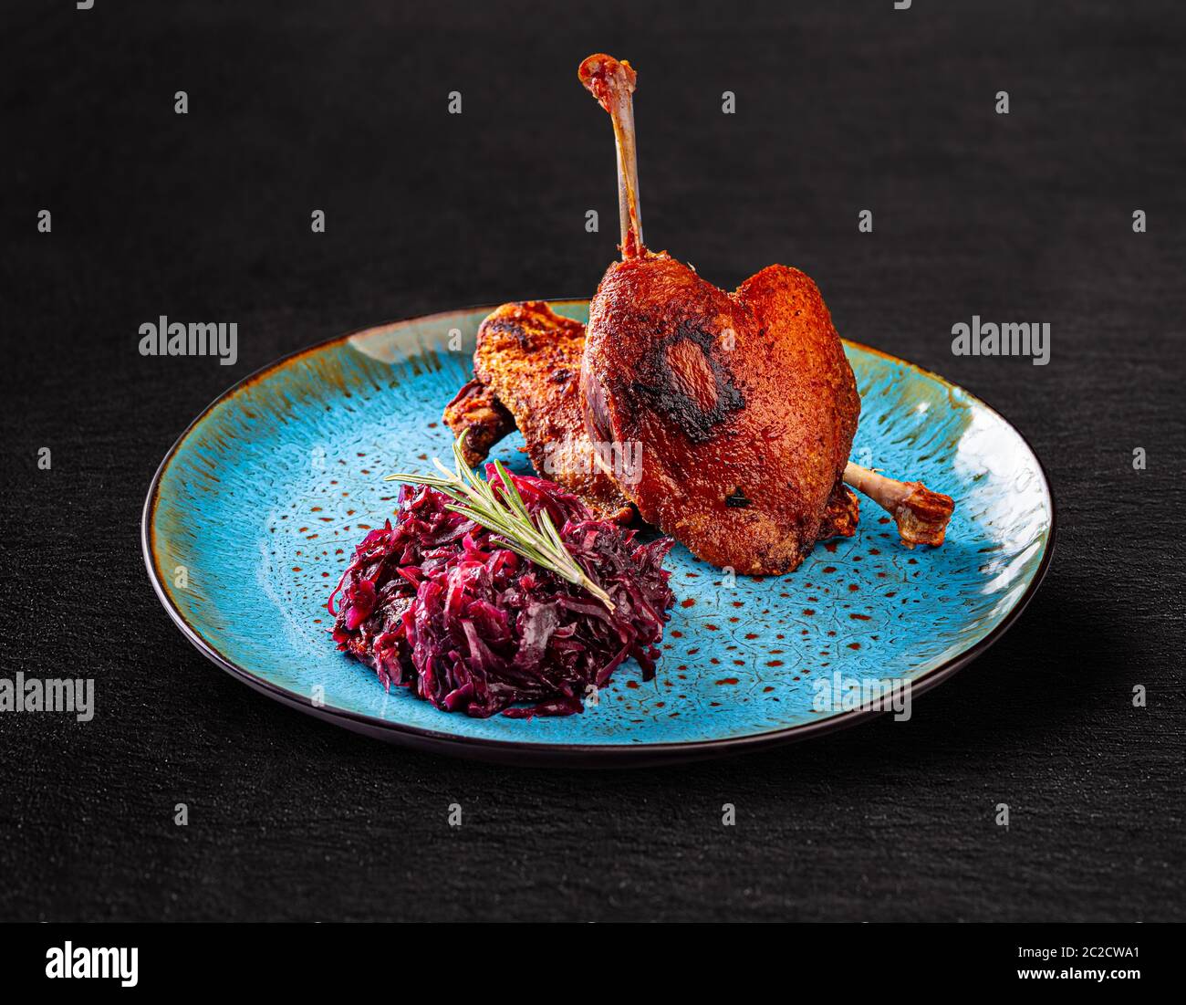 Anatra confit gambe e cavolo rosso con prugne secche Foto Stock