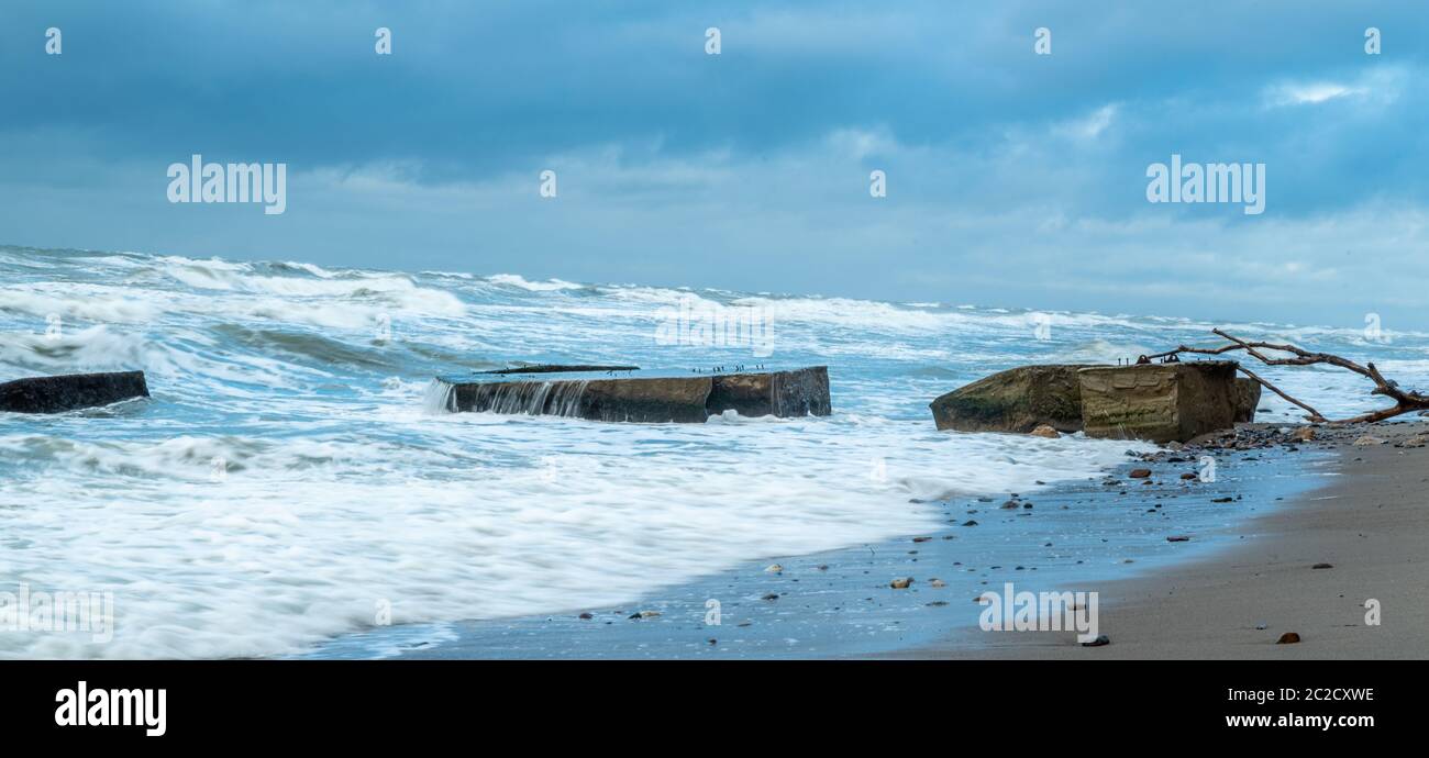 Onde tempestose sulla costa del mare orientale Foto Stock