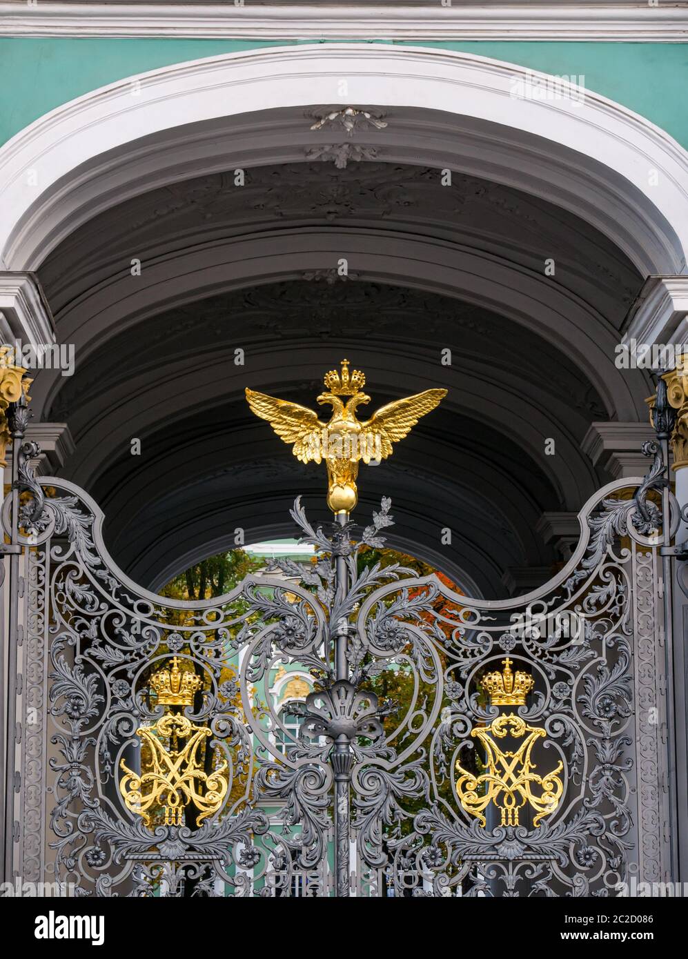 Winter Palace porta e arco con simboliche aquile d'oro a doppia testa reale, l'Hermitage, San Pietroburgo, Russia Foto Stock