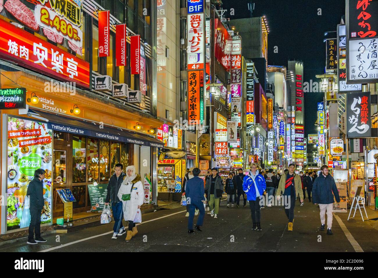Scena notturna urbana del distretto di Shinjuku, Tokyo, Giappone Foto Stock