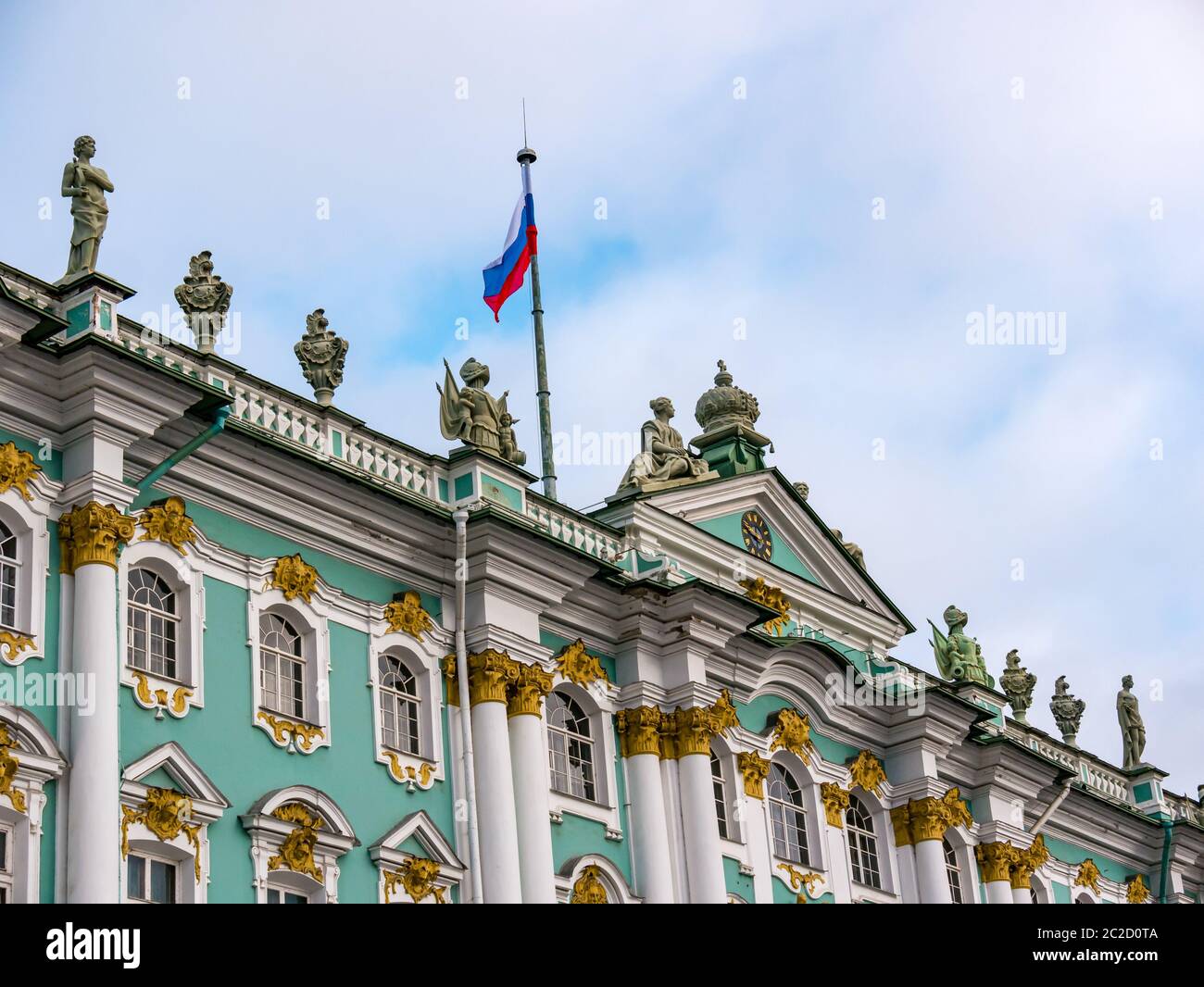 Il tetto del Palazzo d'inverno con sculture classiche, l'Hermitage, San Pietroburgo, Russia Foto Stock