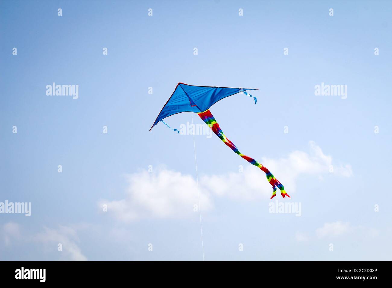 acrobazie blu nel cielo al mar baltico Foto Stock