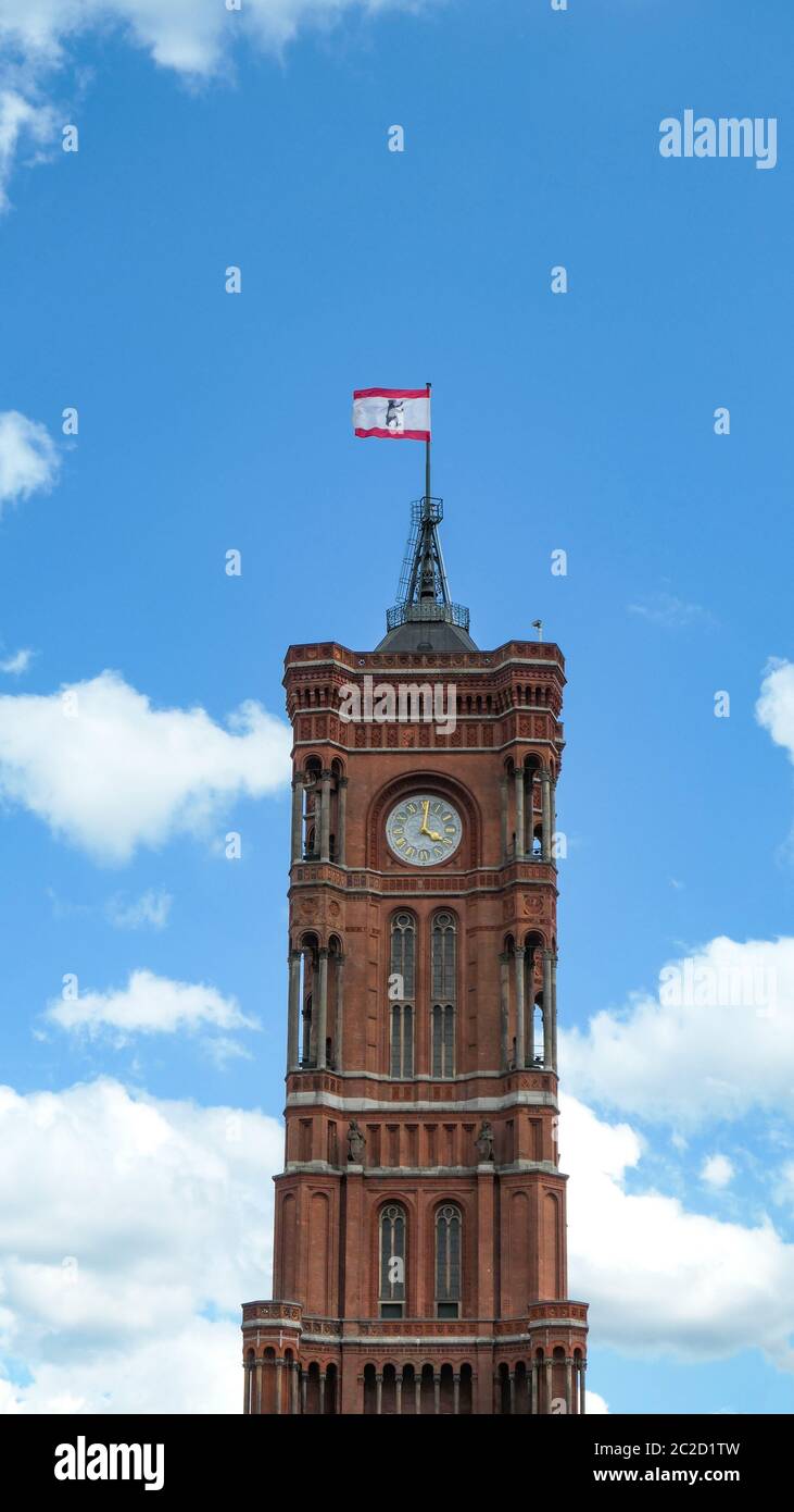 La torre del municipio di Berlino con la bandiera dello stemma della città di Berlino, Germania, Europa Foto Stock