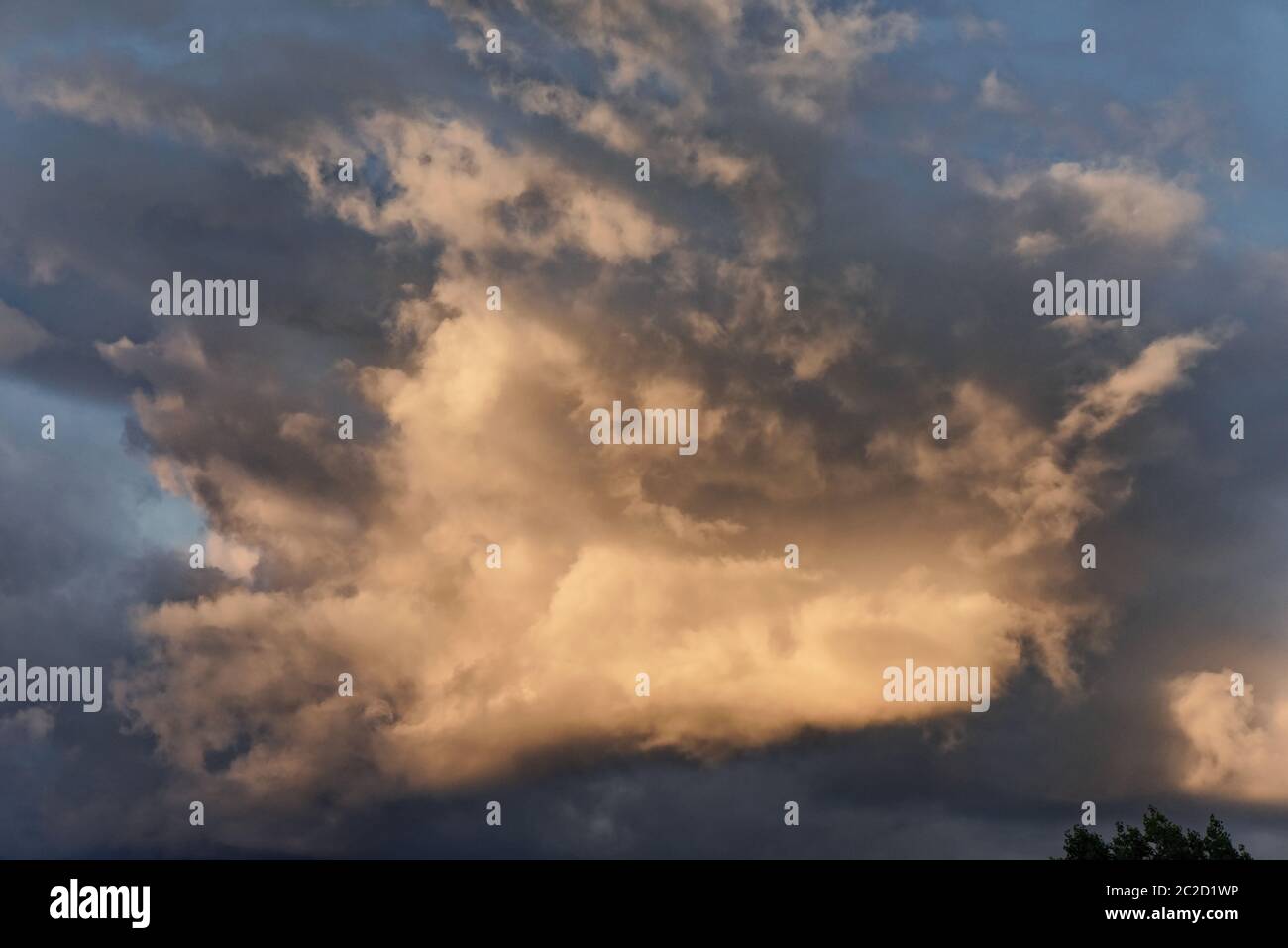 Le nuvole di Comuloninbus riflettono il sole che tramonta sull'Inghilterra Foto Stock
