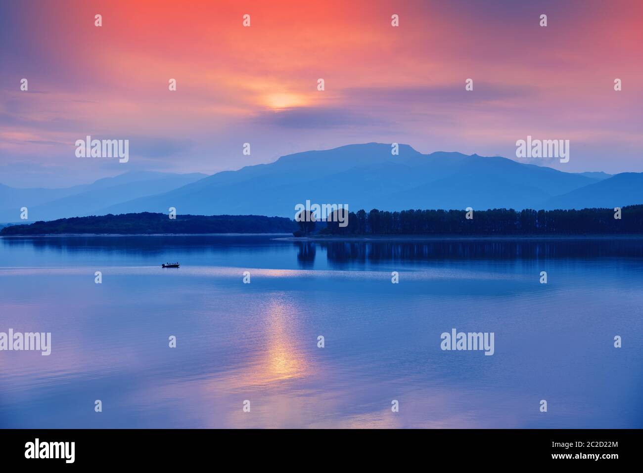 Incredibilmente bella Sunset.Sun, cielo, Lake.Sunset o alba paesaggio, panorama di bella natura. Cielo con incredibili nuvole colorate. Water Reflections.Magic Wallpaper artistico.Dream, line.Creative Blue sfondo.Sole,light.Orange colore. Foto Stock