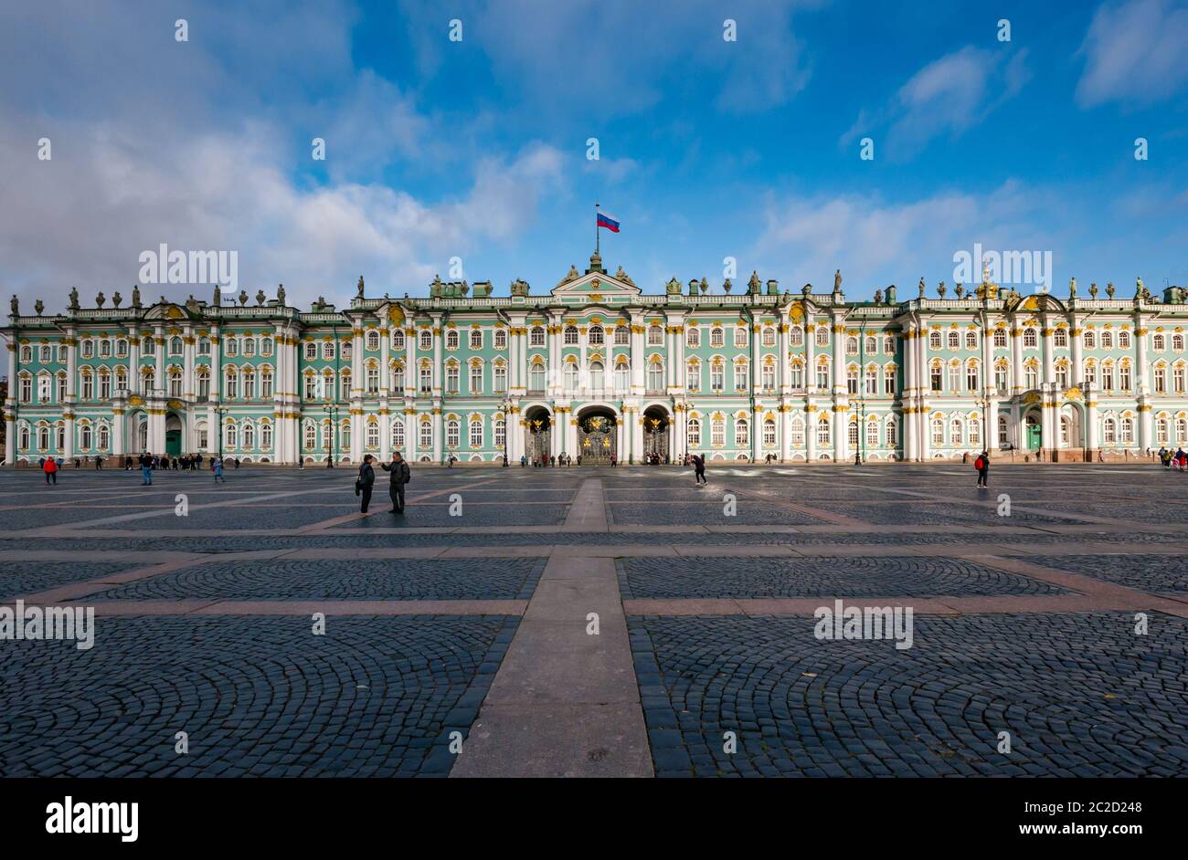 Winter Palace facciata in giornata di sole con cielo blu, Piazza del Palazzo, l'Hermitage, San Pietroburgo, Russia Foto Stock