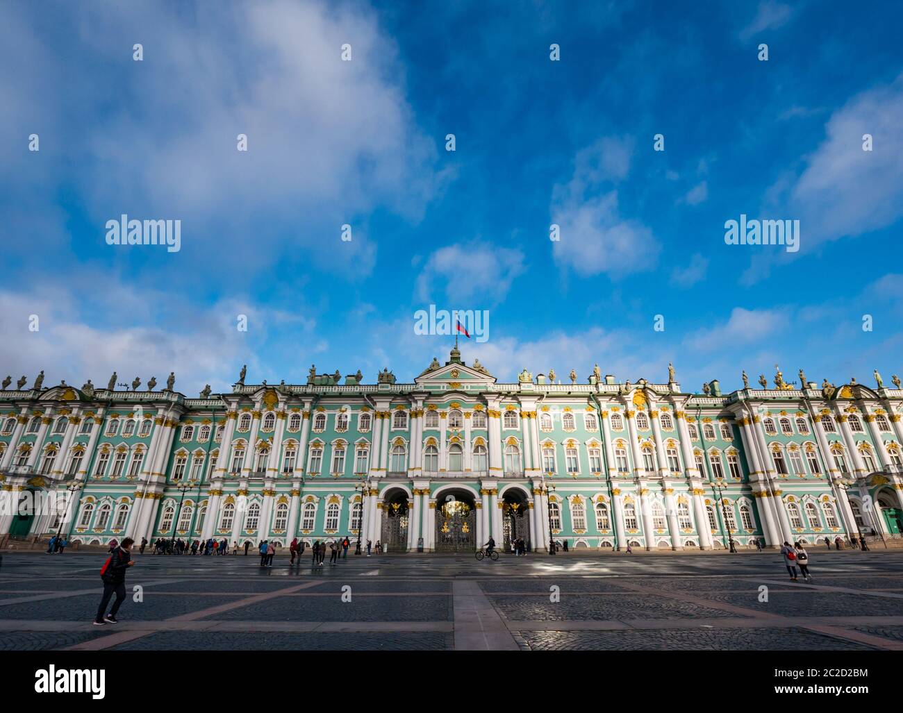 Winter Palace facciata in giornata di sole con cielo blu, Piazza del Palazzo, l'Hermitage, San Pietroburgo, Russia Foto Stock