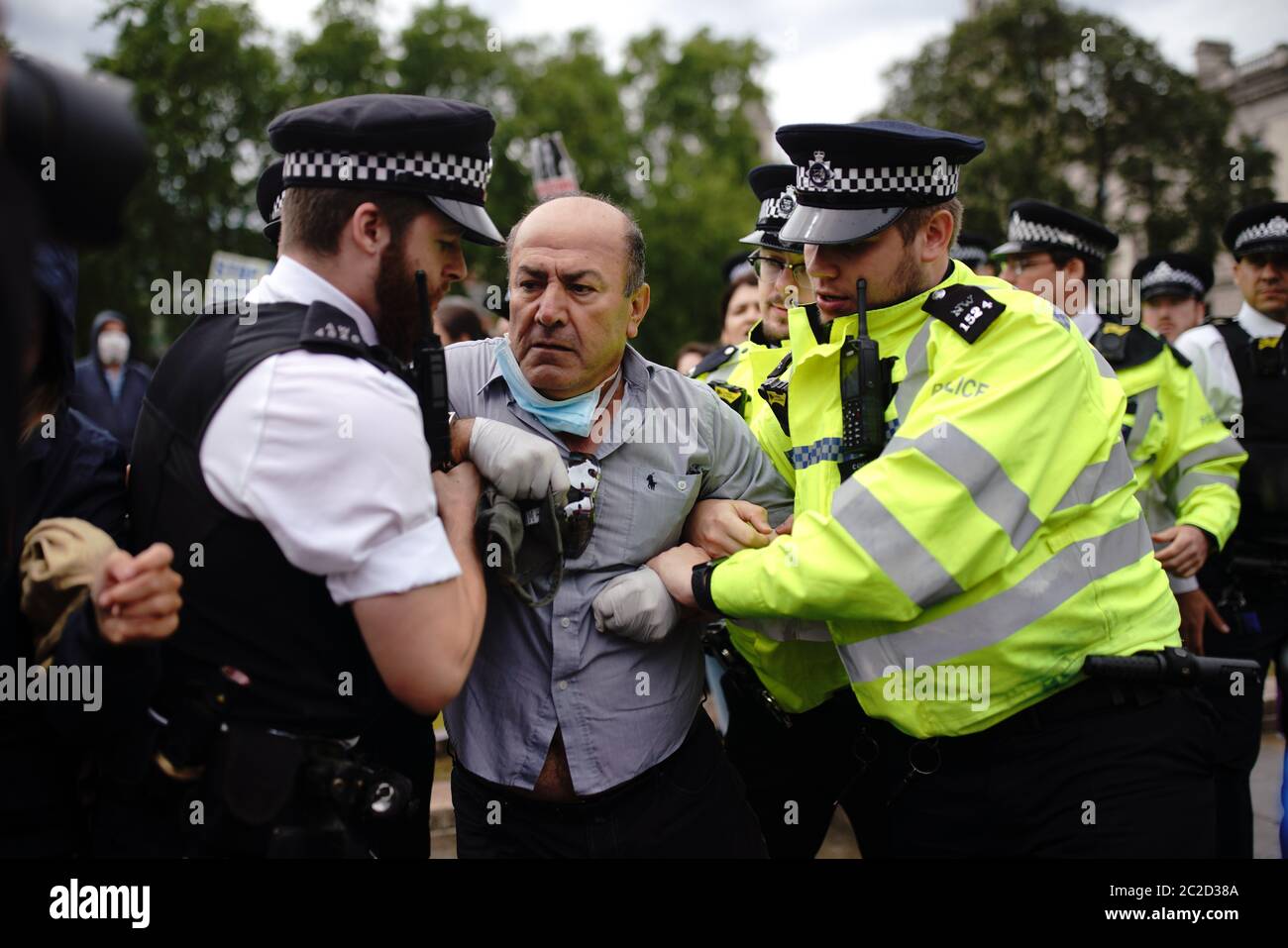 La polizia ha detenuto un uomo dopo che ha corso davanti all'automobile del primo ministro Boris Johnson mentre ha lasciato le Camere del Parlamento, Westminster. L'uomo, che aveva dimostrato l'operazione della Turchia contro i ribelli curdi nel nord dell'Iraq, è stato portato nel Palazzo di Westminster da ufficiali. Foto Stock