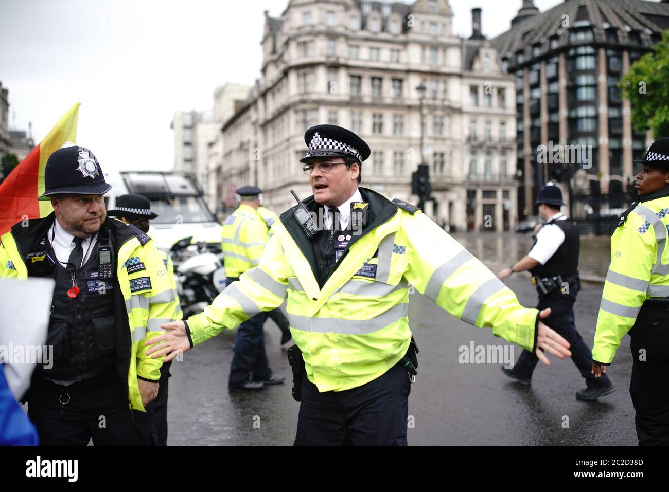 La polizia ha detenuto un uomo dopo che ha corso davanti all'automobile del primo ministro Boris Johnson mentre ha lasciato le Camere del Parlamento, Westminster. L'uomo, che aveva dimostrato l'operazione della Turchia contro i ribelli curdi nel nord dell'Iraq, è stato portato nel Palazzo di Westminster da ufficiali. Foto Stock La polizia ha detenuto un uomo dopo che ha corso davanti all'automobile del primo ministro Boris Johnson mentre ha lasciato le Camere del Parlamento, Westminster. L'uomo, che aveva dimostrato l'operazione della Turchia contro i ribelli curdi nel nord dell'Iraq, è stato portato nel Palazzo di Westminster da ufficiali. Foto Stock