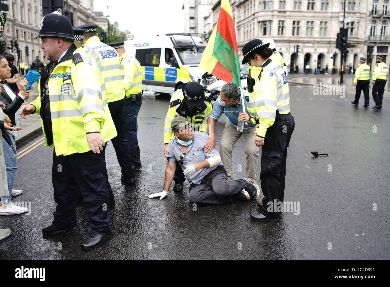La polizia ha detenuto un uomo dopo che ha corso davanti all'automobile del primo ministro Boris Johnson mentre ha lasciato le Camere del Parlamento, Westminster. L'uomo, che aveva dimostrato l'operazione della Turchia contro i ribelli curdi nel nord dell'Iraq, è stato portato nel Palazzo di Westminster da ufficiali. Foto Stock La polizia ha detenuto un uomo dopo che ha corso davanti all'automobile del primo ministro Boris Johnson mentre ha lasciato le Camere del Parlamento, Westminster. L'uomo, che aveva dimostrato l'operazione della Turchia contro i ribelli curdi nel nord dell'Iraq, è stato portato nel Palazzo di Westminster da ufficiali. Foto Stock