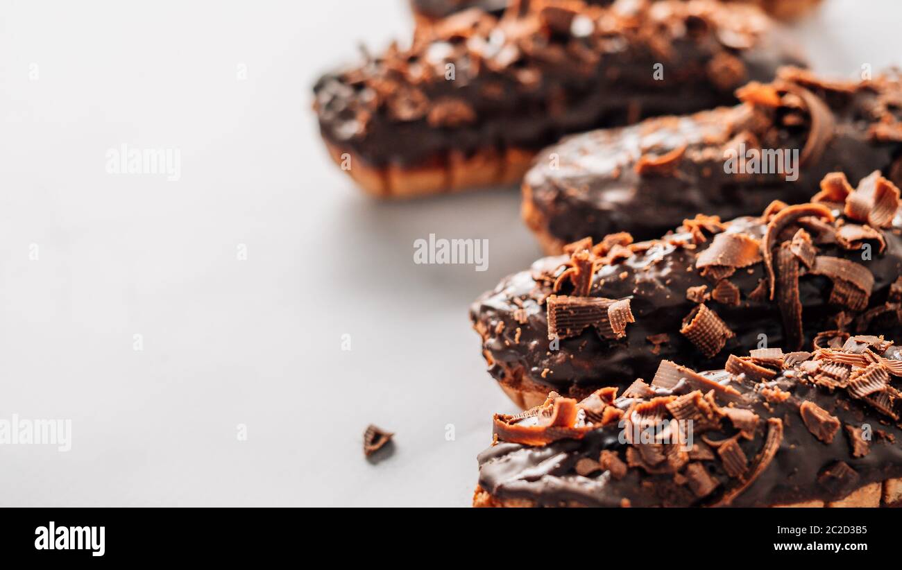 Eclair di cioccolato sano, spazio di copia a sinistra, banner Foto Stock