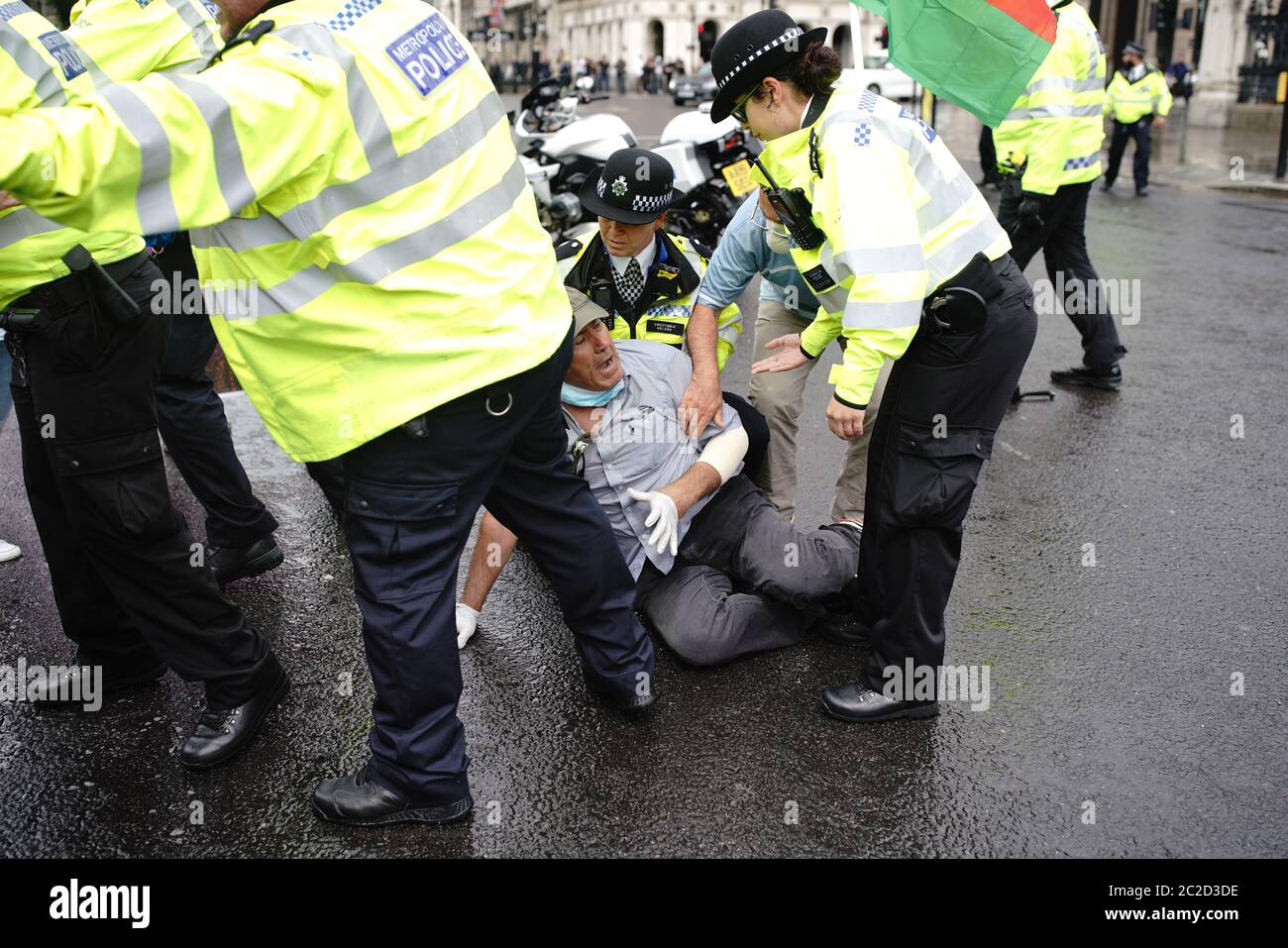 La polizia ha detenuto un uomo dopo che ha corso davanti all'automobile del primo ministro Boris Johnson mentre ha lasciato le Camere del Parlamento, Westminster. L'uomo, che aveva dimostrato l'operazione della Turchia contro i ribelli curdi nel nord dell'Iraq, è stato portato nel Palazzo di Westminster da ufficiali. Foto Stock