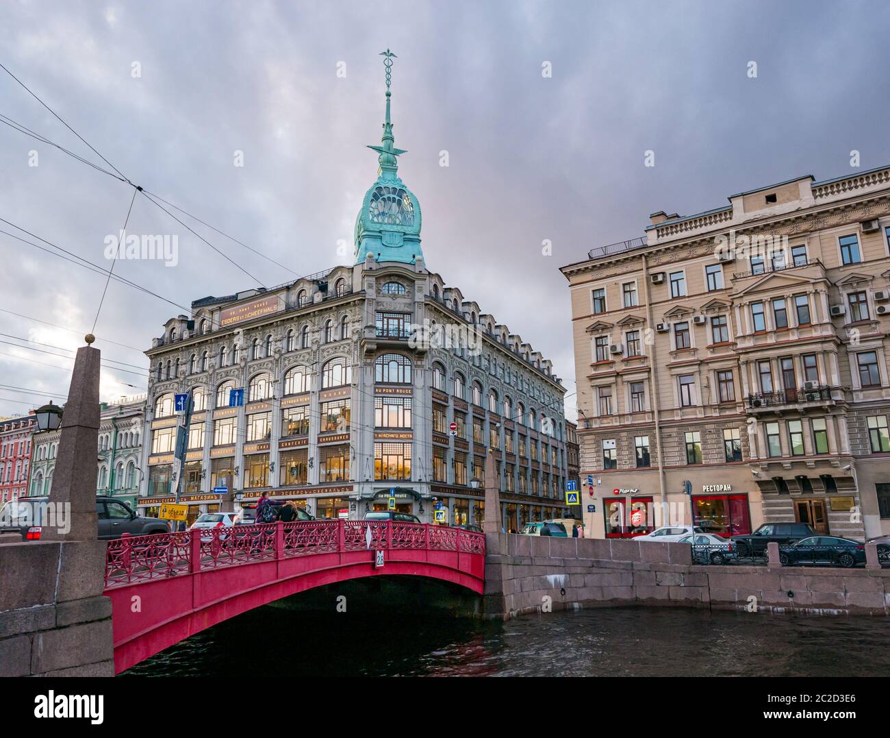 Au Pont Rouge, grande magazzino in stile art nouveau con Red Bridge, Moika Embankment, San Pietroburgo, Russia Foto Stock