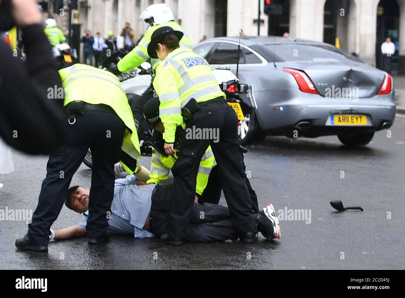 La polizia ha detenuto un uomo dopo che ha corso davanti all'automobile del primo ministro Boris Johnson mentre ha lasciato le Camere del Parlamento, Westminster. L'uomo, che aveva dimostrato l'operazione della Turchia contro i ribelli curdi nel nord dell'Iraq, è stato portato nel Palazzo di Westminster da ufficiali. Foto Stock La polizia ha detenuto un uomo dopo che ha corso davanti all'automobile del primo ministro Boris Johnson mentre ha lasciato le Camere del Parlamento, Westminster. L'uomo, che aveva dimostrato l'operazione della Turchia contro i ribelli curdi nel nord dell'Iraq, è stato portato nel Palazzo di Westminster da ufficiali. Foto Stock