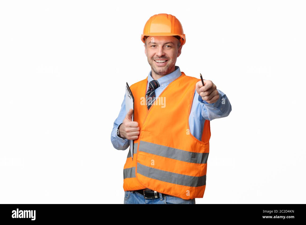 Happy Builder che punta la matita alla fotocamera sullo sfondo dello studio bianco Foto Stock