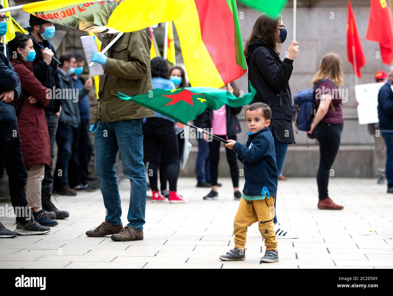 Robuo Serxwebun, di 4 anni, insieme alla sua famiglia e ai membri della comunità curda Scozia durante una manifestazione a Edimburgo che protestava contro le incursioni aeree turche in Iraq. Foto Stock