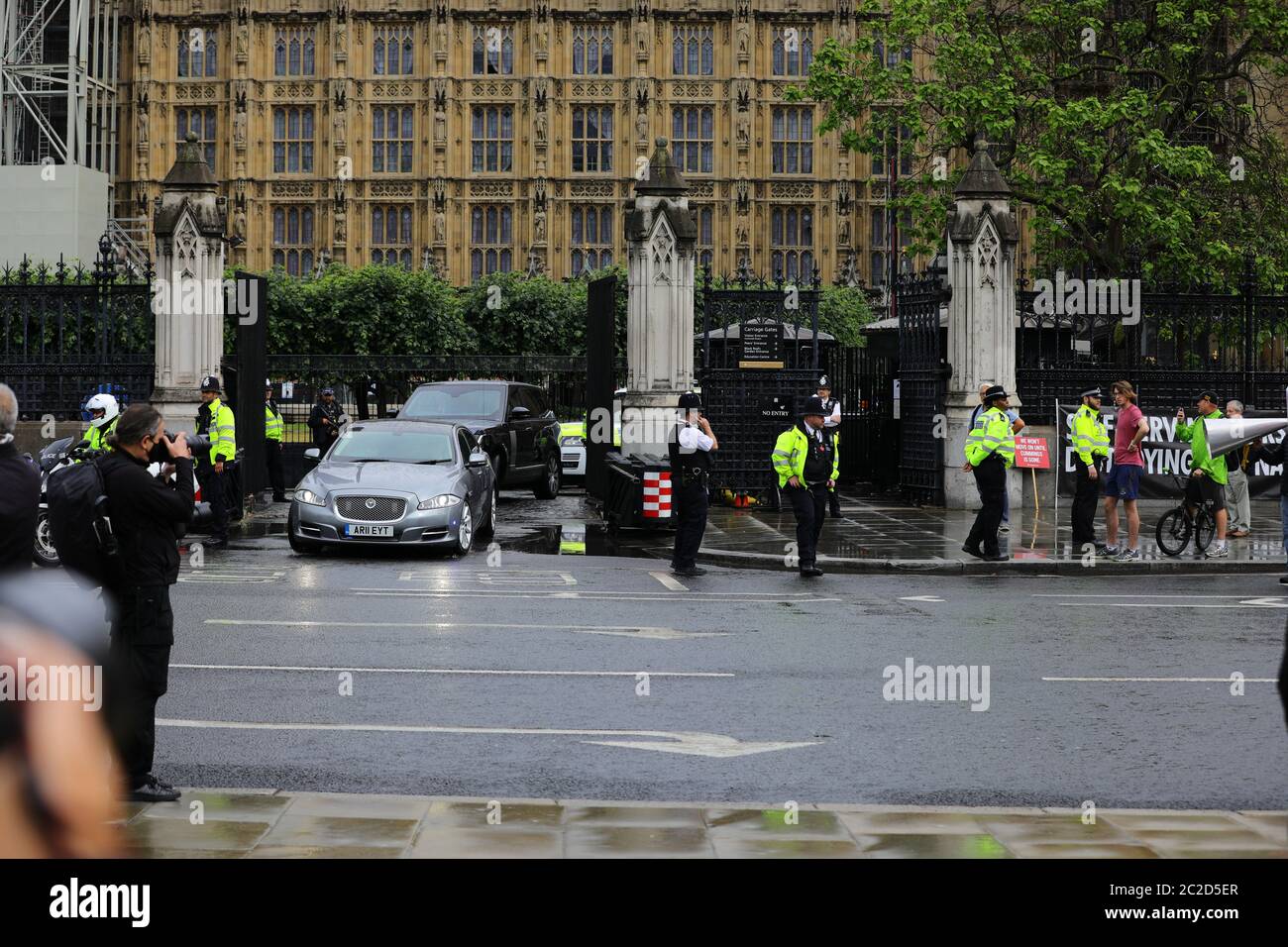 Il primo ministro Boris Johnson lascia la Camera del Parlamento, Westminster. Un uomo, che aveva dimostrato l'operazione della Turchia contro i ribelli curdi nel nord dell'Iraq, è stato portato nel Palazzo di Westminster da ufficiali dopo aver corso di fronte alla macchina del primo ministro. Foto Stock