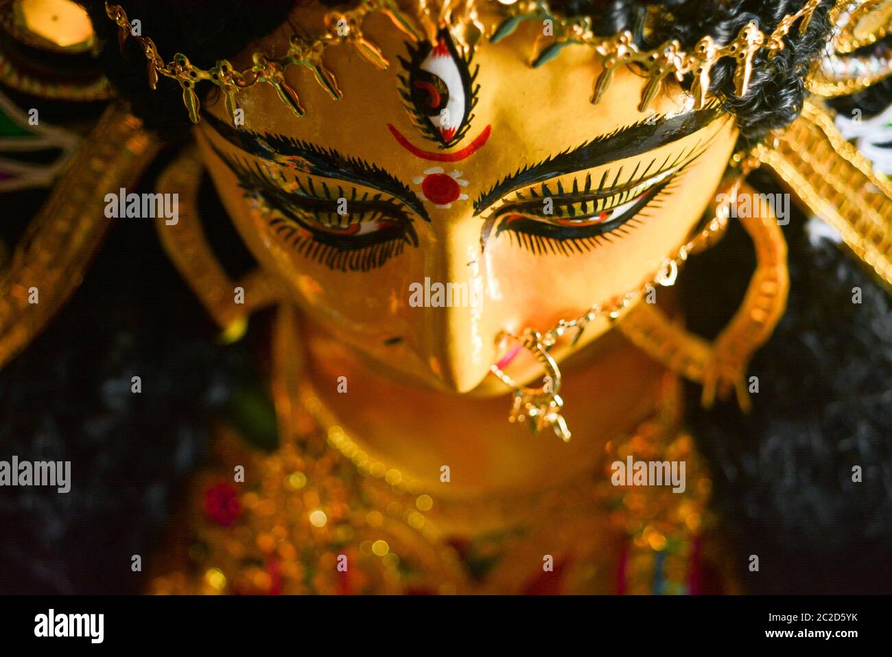 Close up di Durga Maa con un terzo occhio o 'TriNayani'. Un simbolo della forza e del potere. Fotografia Portrait catturata da un famoso vasaio studio in Ku Foto Stock