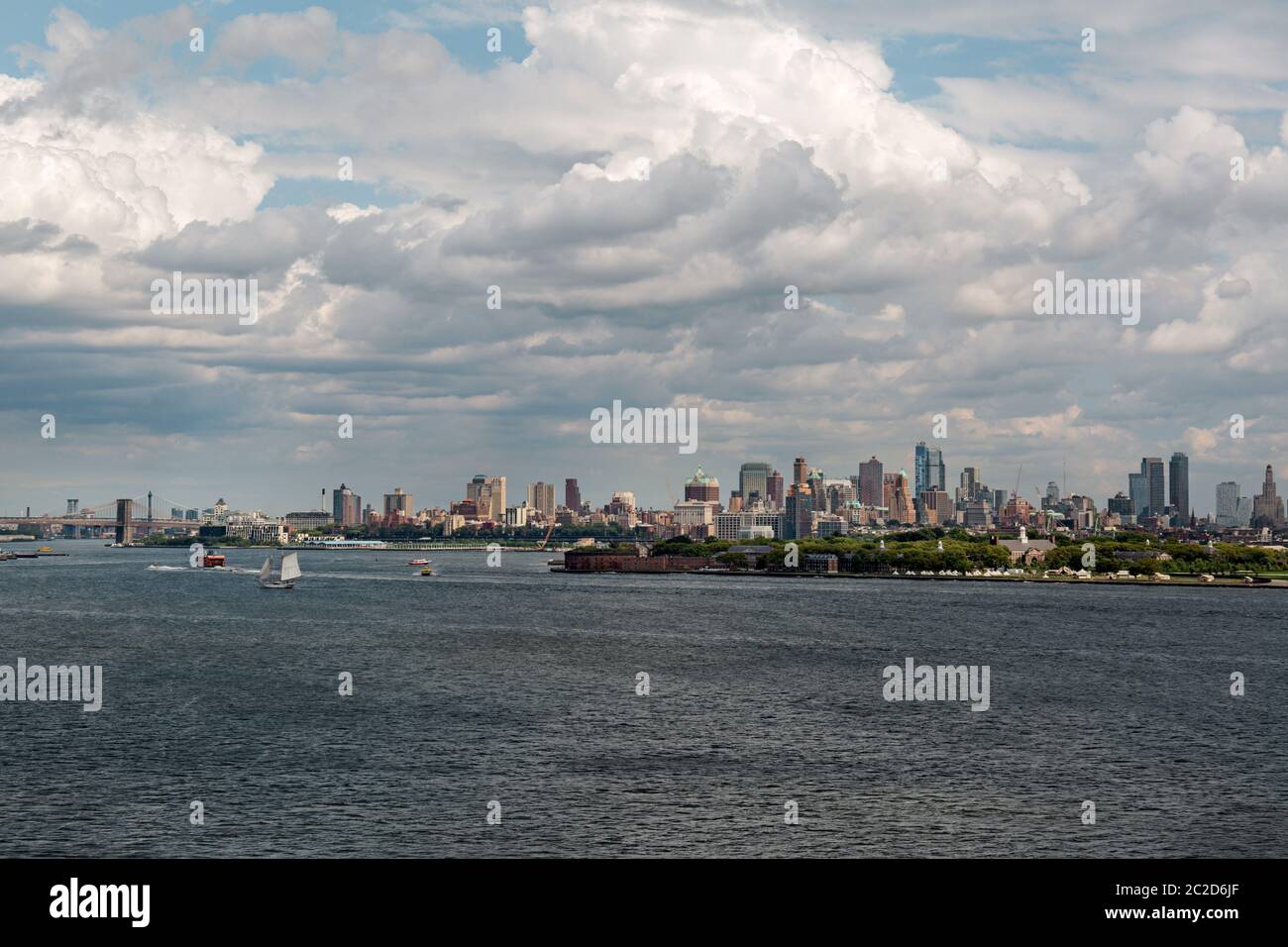 New York City / USA - AGOSTO 22 2018: Governors Island e grattacieli del centro di Brooklyn vista dalla Statua della libertà Foto Stock