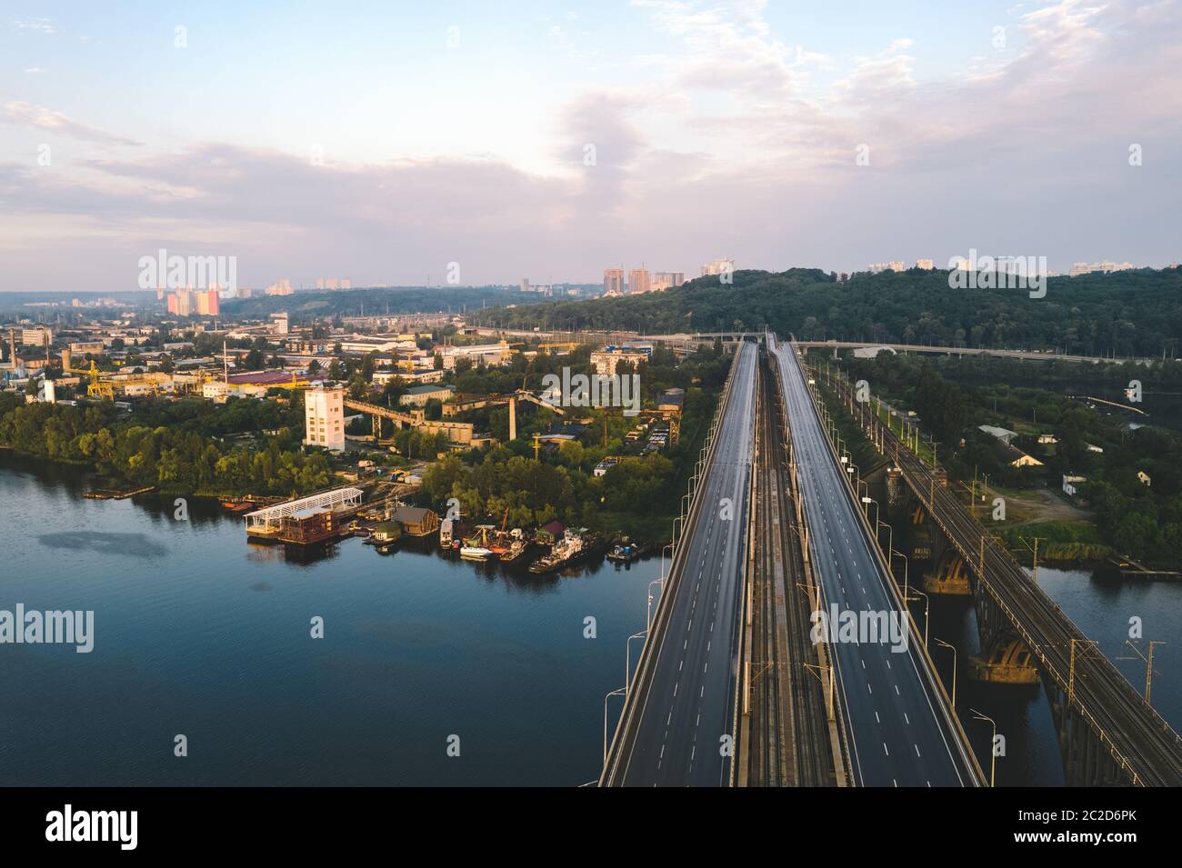 Un ponte con una strada attraverso il fiume Dayspro vicino al quartiere della produzione industriale di Kiev. Autostrada vuota con contrassegni sul ponte. Foto Stock