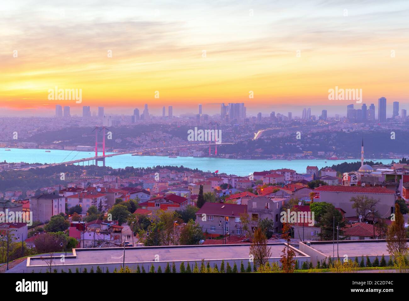 Colori di Istanbul, il ponte sul Bosforo e lo skyline della città al tramonto. Foto Stock