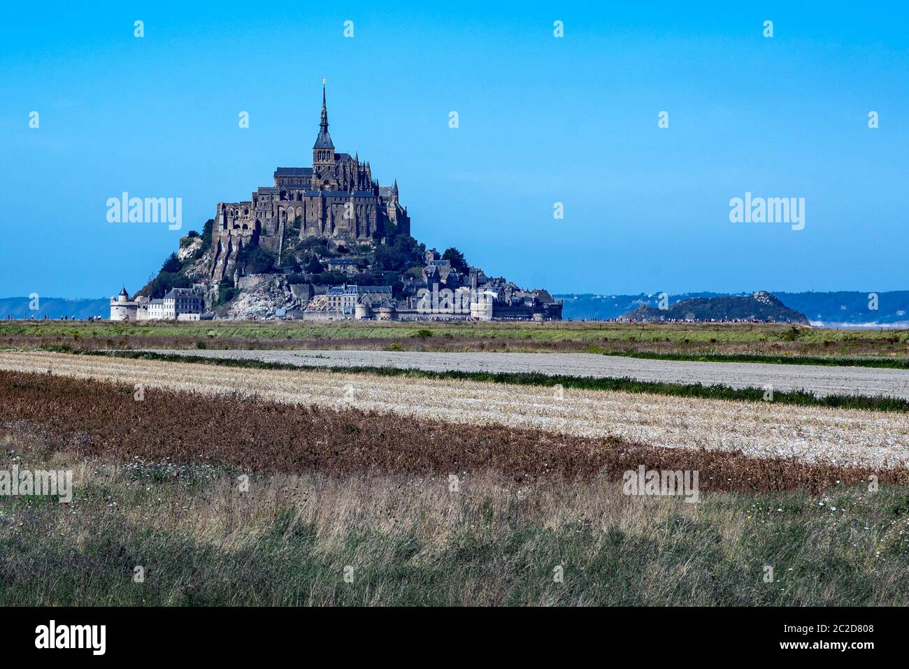 Vista in lontananza Mont Saint Michel spuntavano all'orizzonte Foto Stock